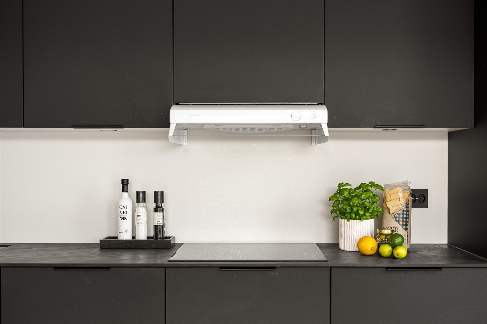 Et kjøkken som kombinerer funksjonalitet og stil - perfekt for den som ønsker både effektiv matlaging og trivelige måltider. Galleribilde