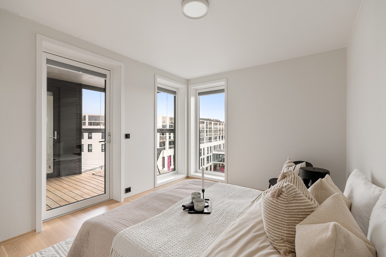 Hovedsoverommet har god plass til dobbeltseng, nattbord og garderobe, samt utgang til den innglassede balkongen. Galleribilde