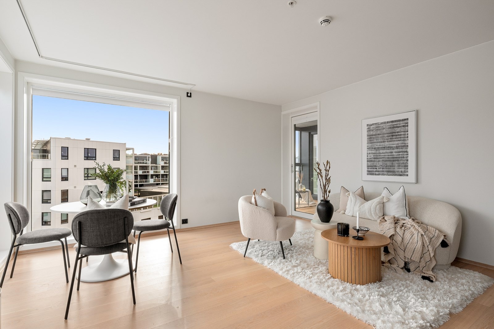 Stue og kjøkken har gulv i Karelia eik Natur Vanilla matt FP 138 mm, som gir boligen et stilrent og moderne preg. Galleribilde