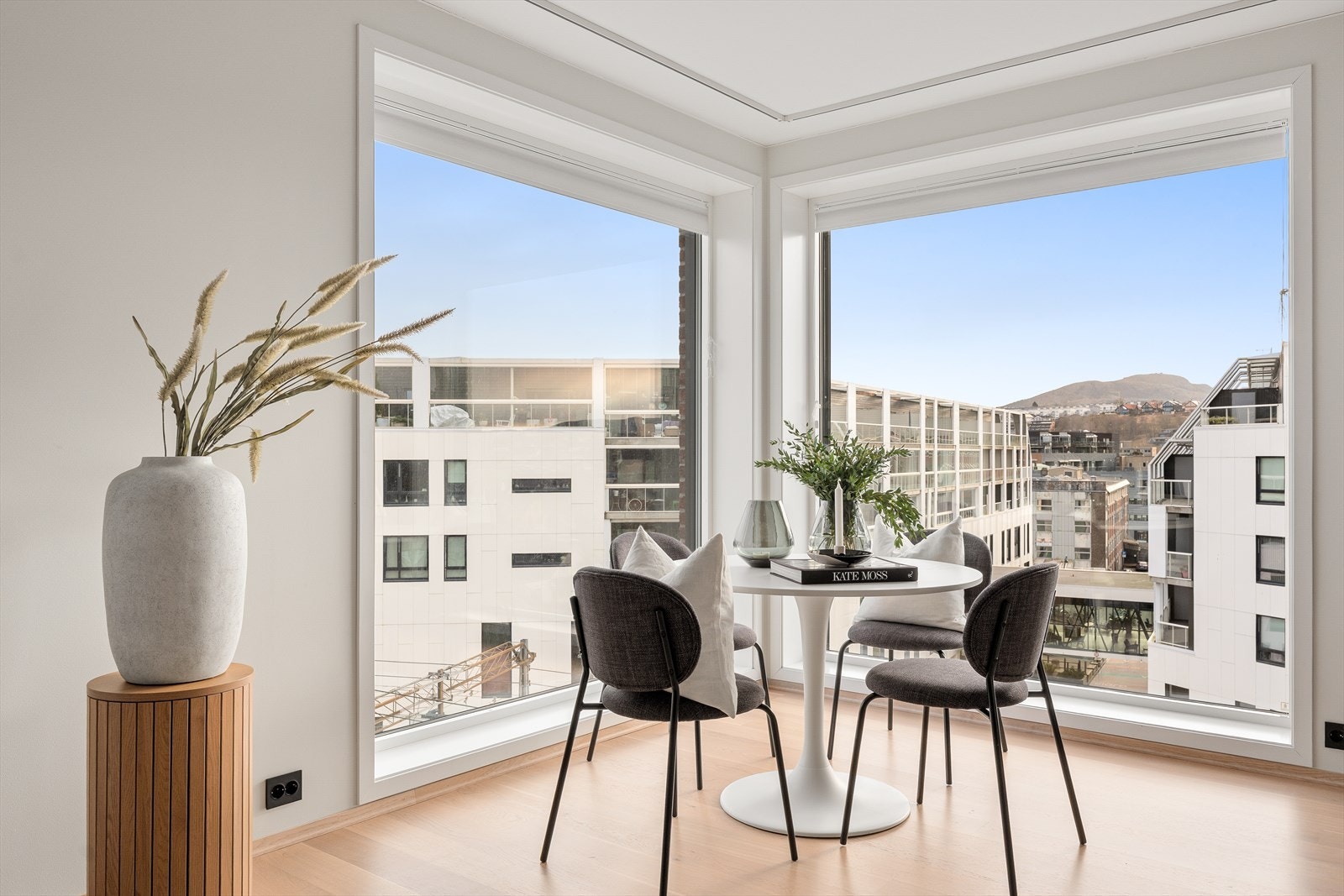 Innbydende stue/kjøkken med gode møbleringsmuligheter. Her er det plass til både avslapning i sofaen og hyggelige sammenkomster med familie og venner. Galleribilde