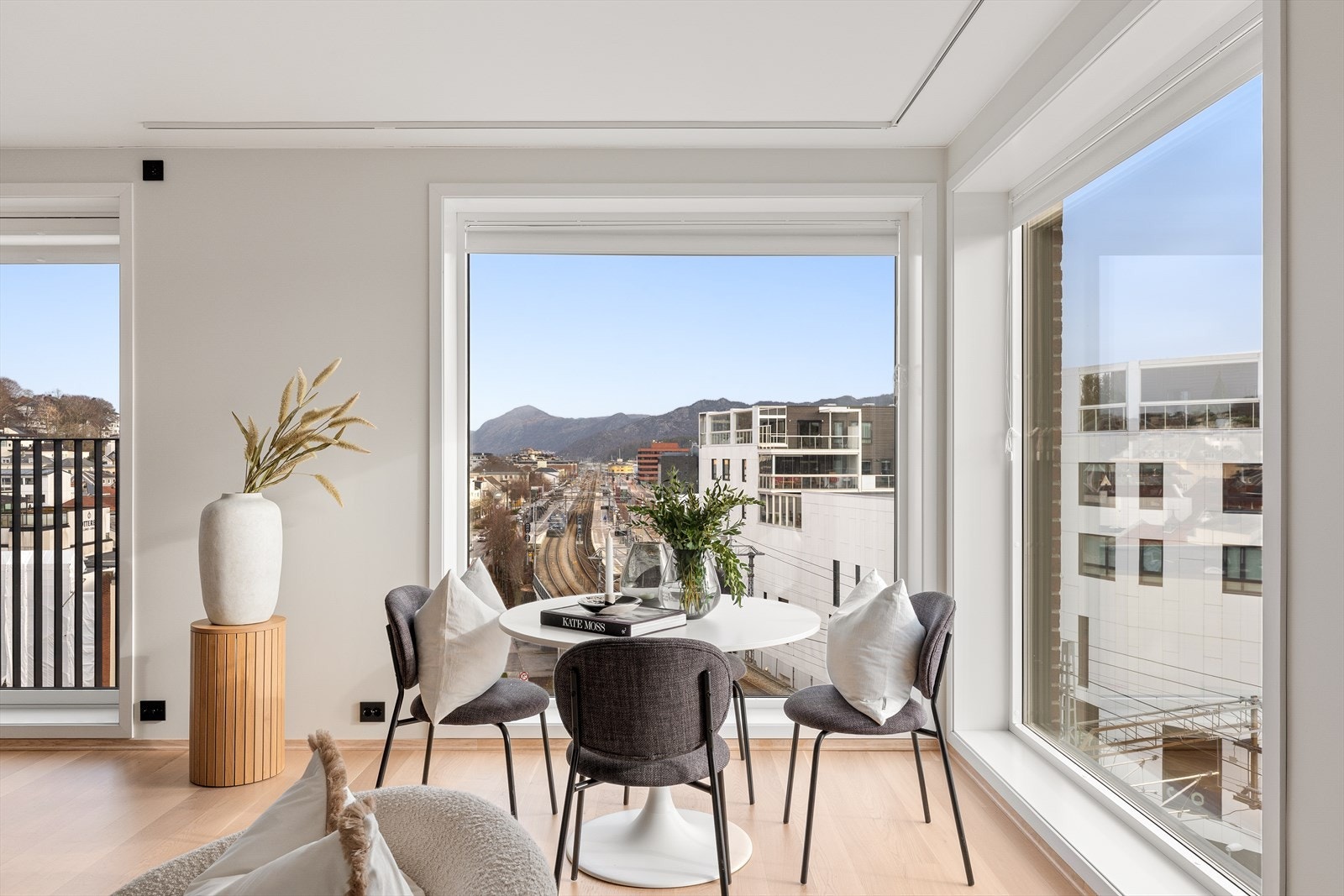 Stue og kjøkken ligger i åpen løsning, med god plass til både spisebord og sofagruppe. Galleribilde