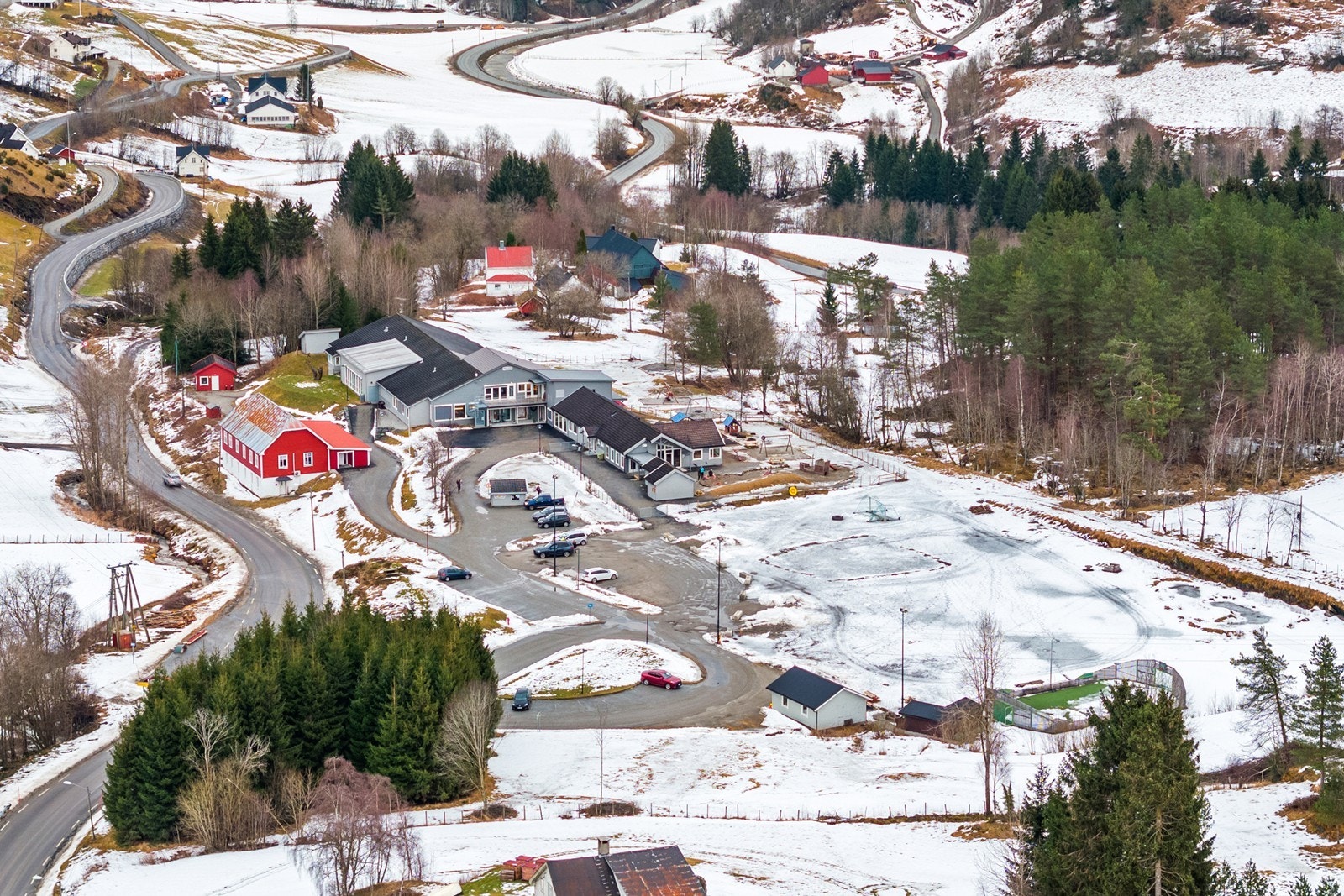 Indre Hafslo Oppvekstsenter med skule (1-7. klasse) og barnehage. Galleribilde