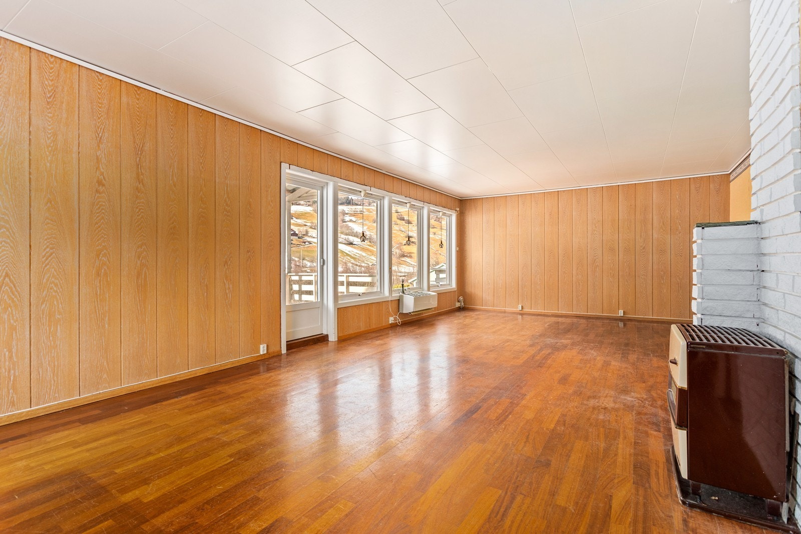 Frå stova er det utgang til overbygd veranda. Galleribilde