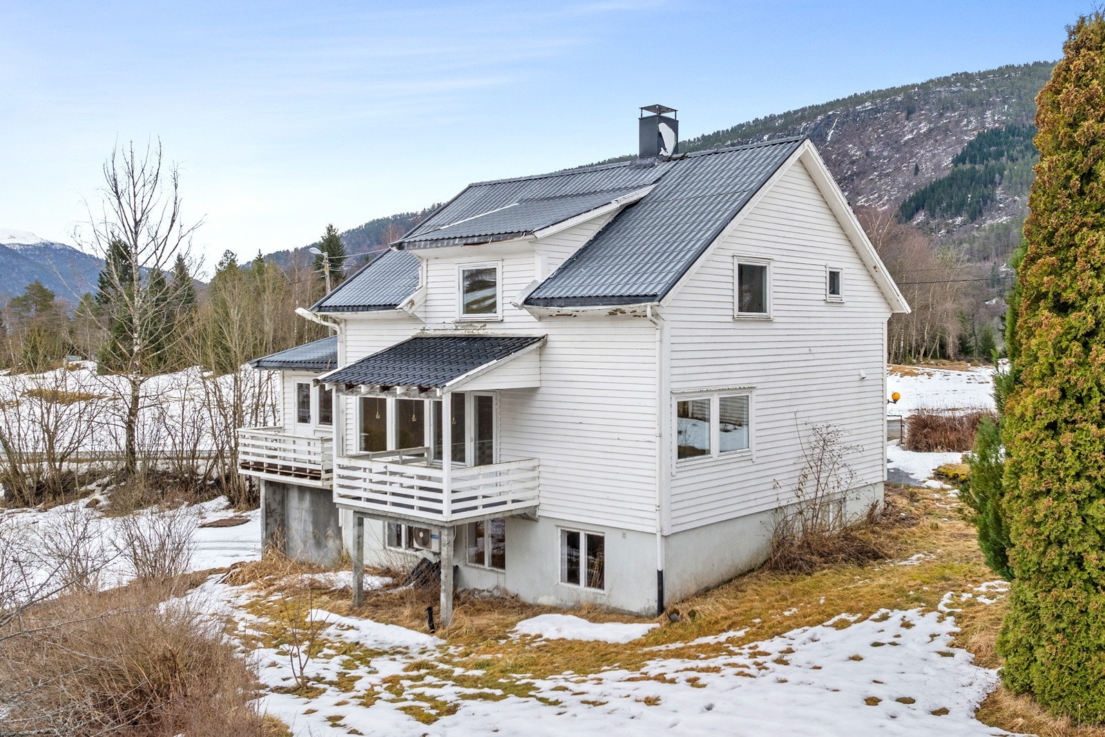 Bustaden går over tre plan og er fint beliggande i landleg buområde i Marifjøra. Galleribilde