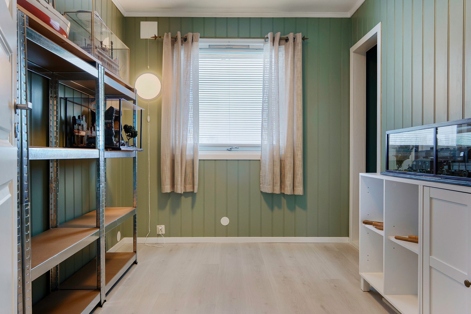 Soverom to har tilgang til et walk in closet som ligger til høyre i rommet. Galleribilde