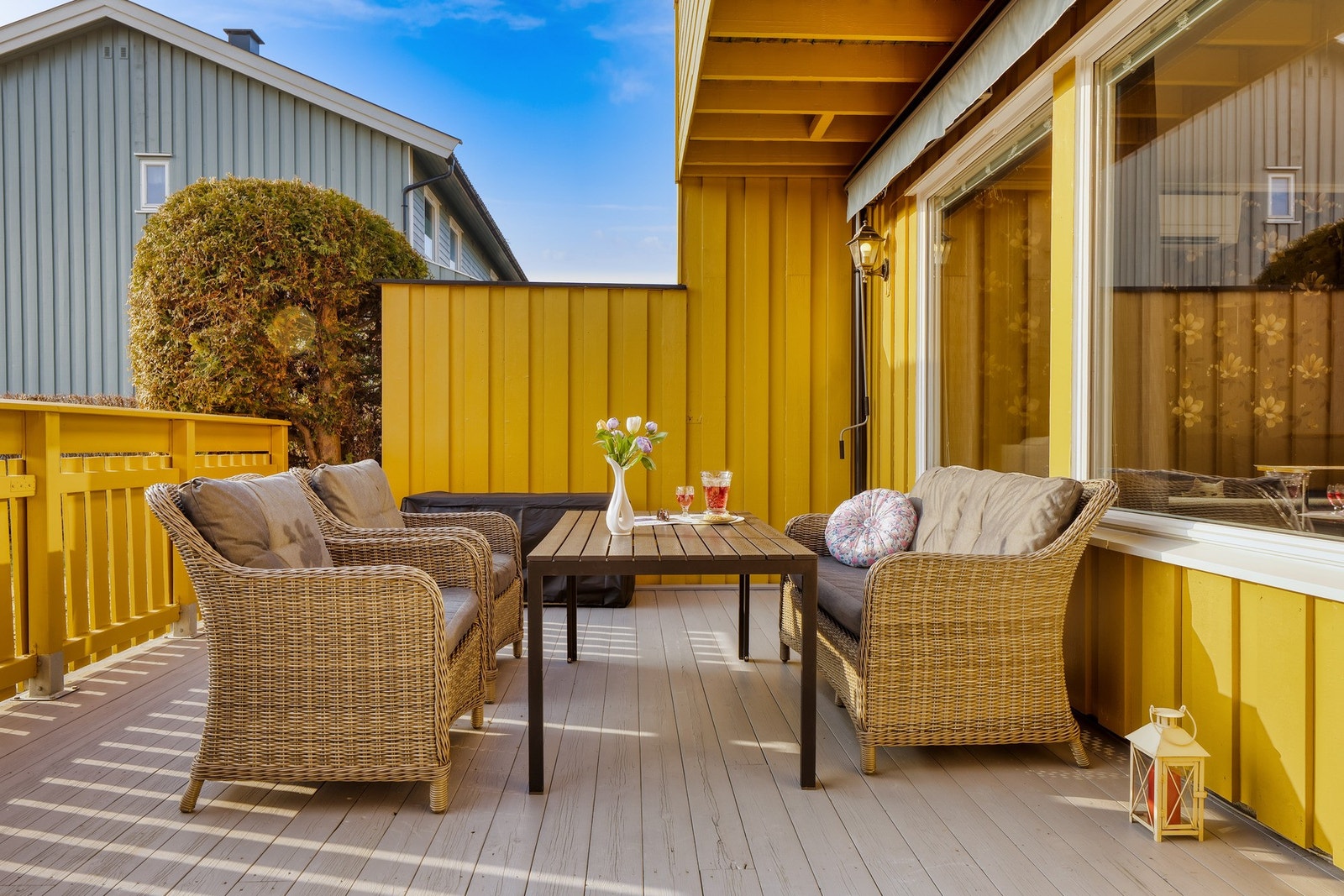 Terrasse gulv ble malt i fjor sommer. Galleribilde