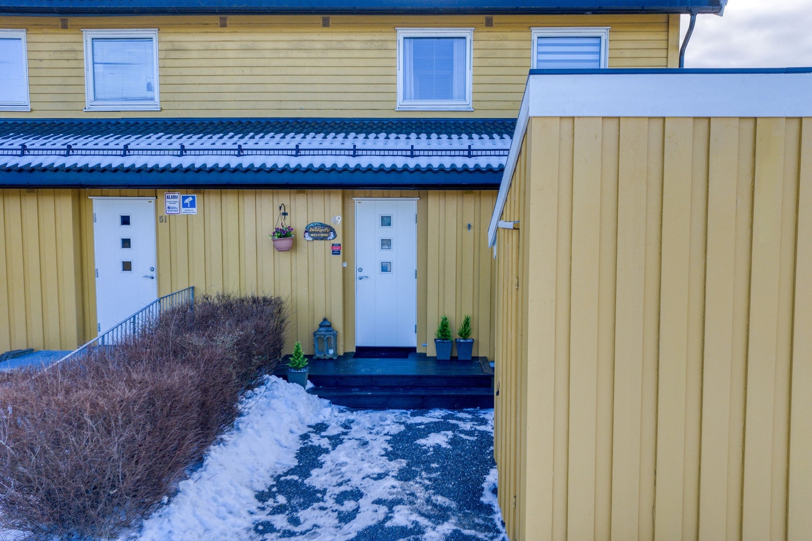 Utvendig bod ved inngangspartiet. Galleribilde