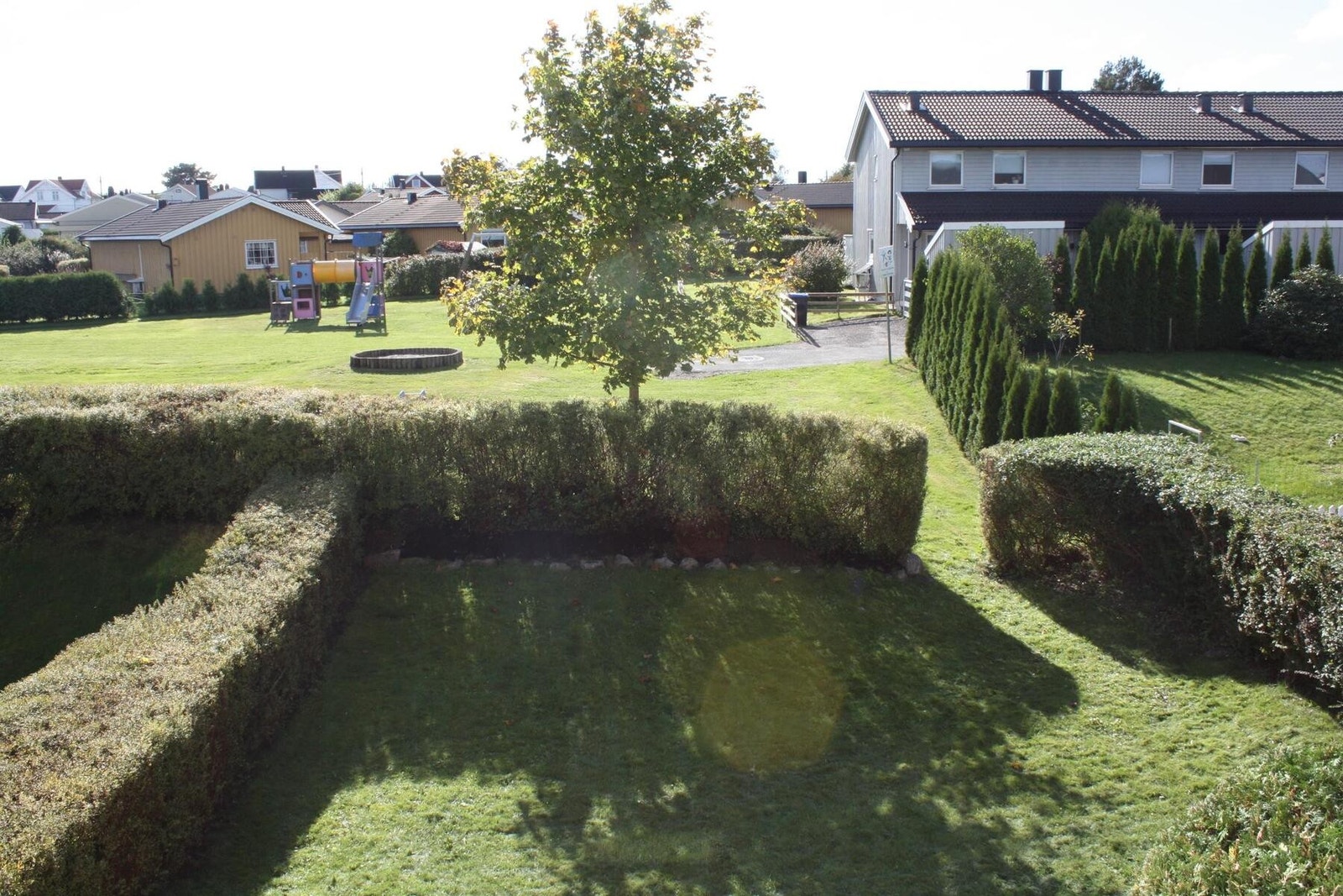 Utsikt over hagen og borettslaget fellesområdet. Galleribilde