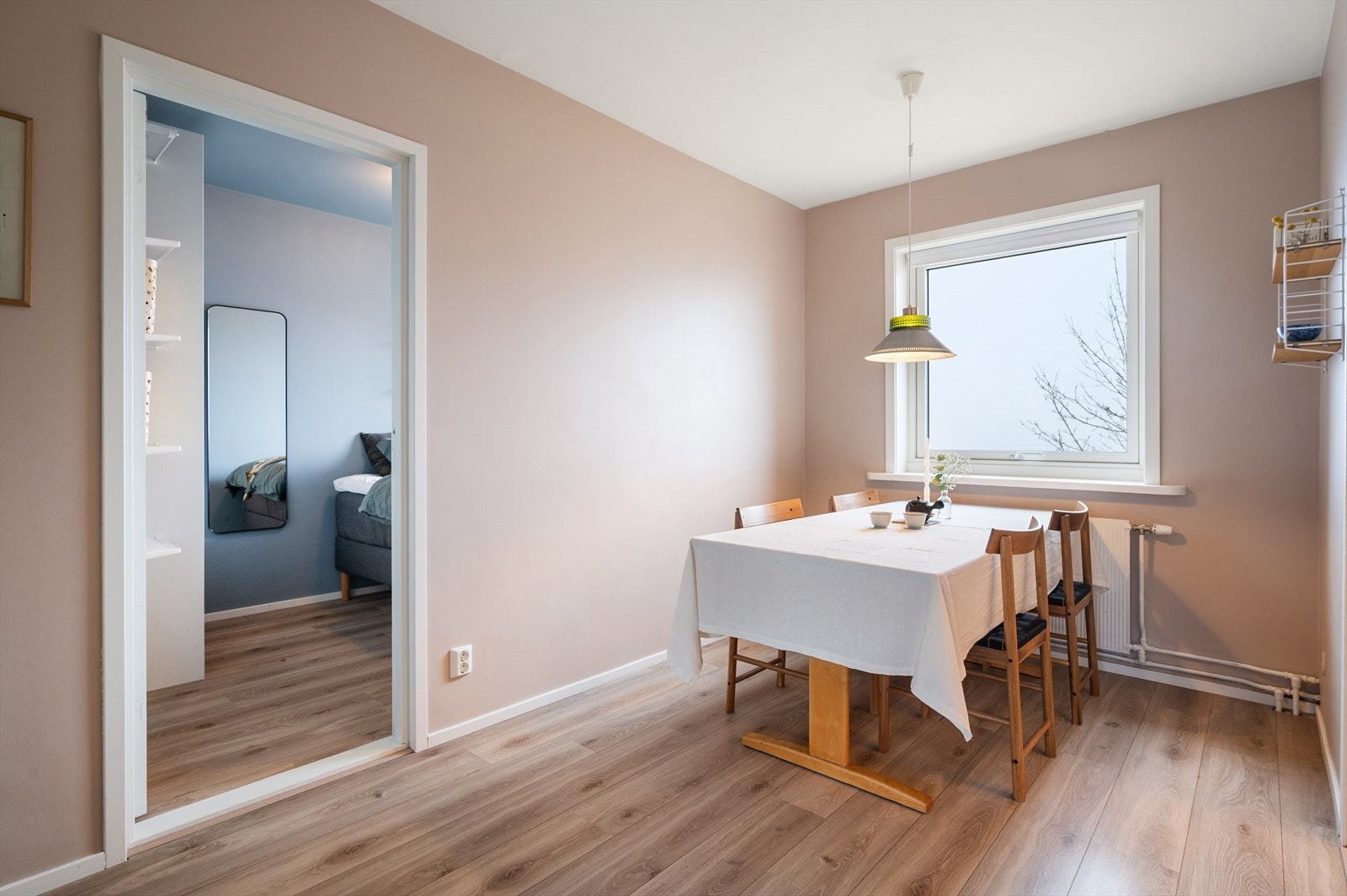 I tilknytning til stue og kjøkken er det en naturlig og praktisk plassering for spisebord, som skaper en god flyt mellom sonene og gir rom for hyggelige måltider og sosialt samvær. Galleribilde