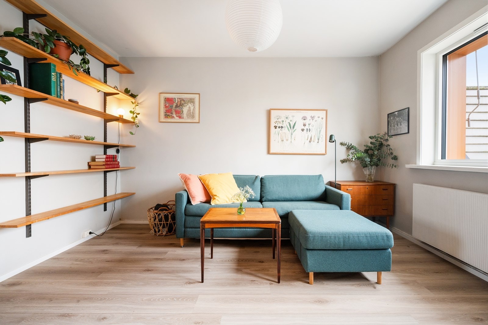 Store, flotte vindusarealer fra 2020 slipper inn godt med naturlig lys og skaper en luftig atmosfære i boligen. Galleribilde