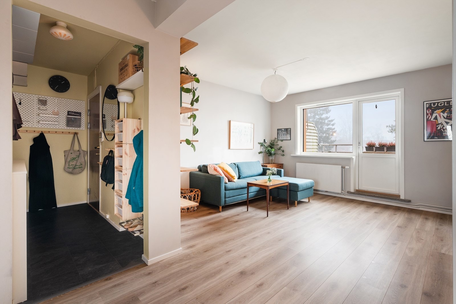 Leiligheten har en romslig gang/entré. Galleribilde