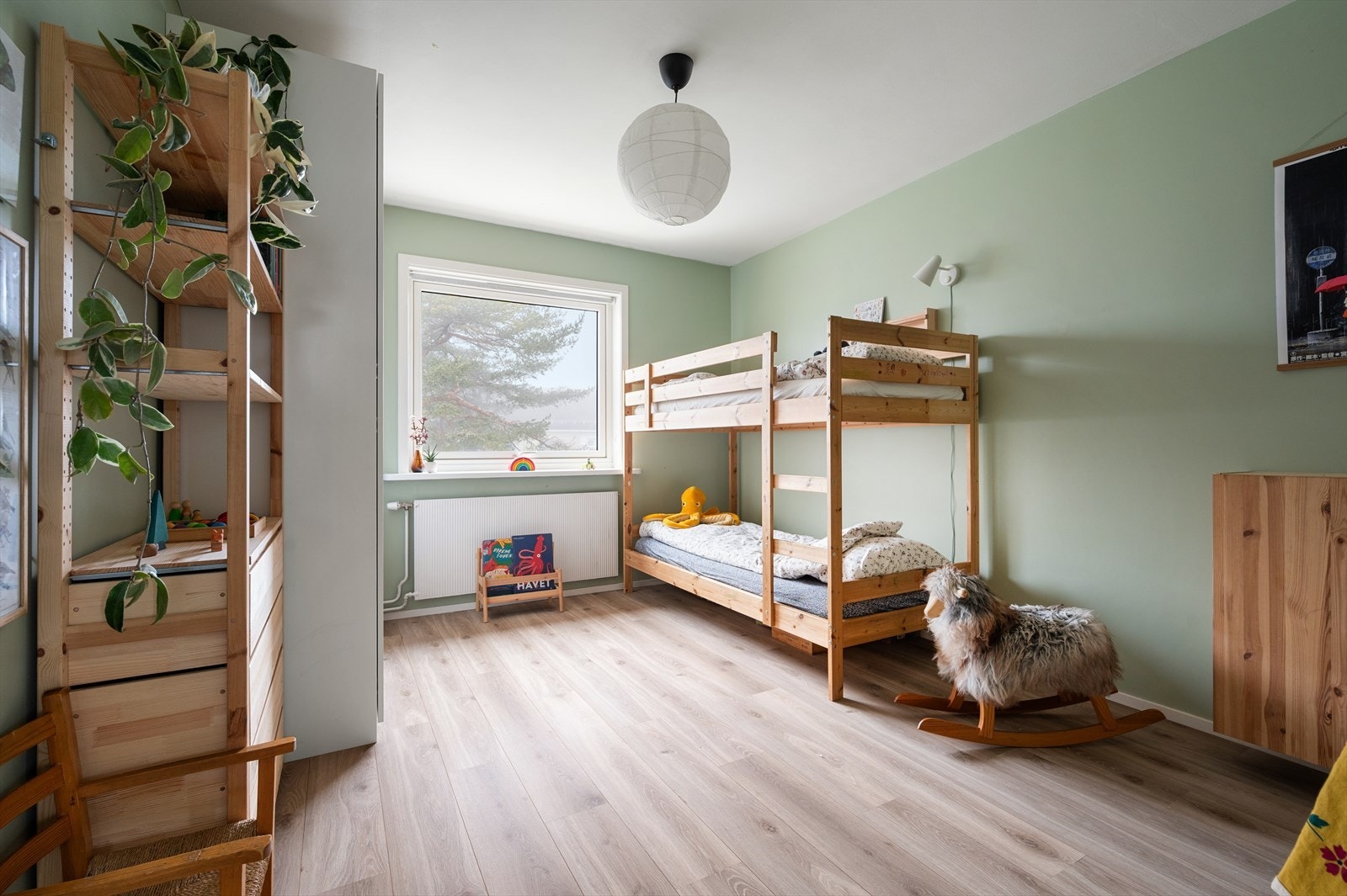 Soverom II brukes gjerne som hovedsoverom, men brukes i dag som barnerom og hjemmekontor. Galleribilde