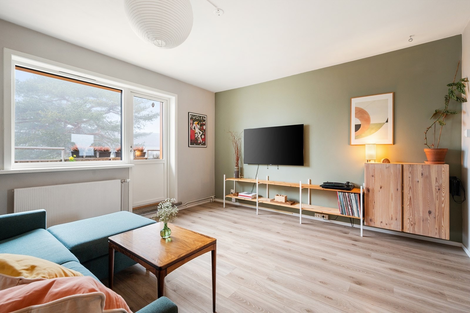 Boligens sosiale arena - stuen, er lys og hyggelig med plass til sofagruppe og sofabord. Galleribilde