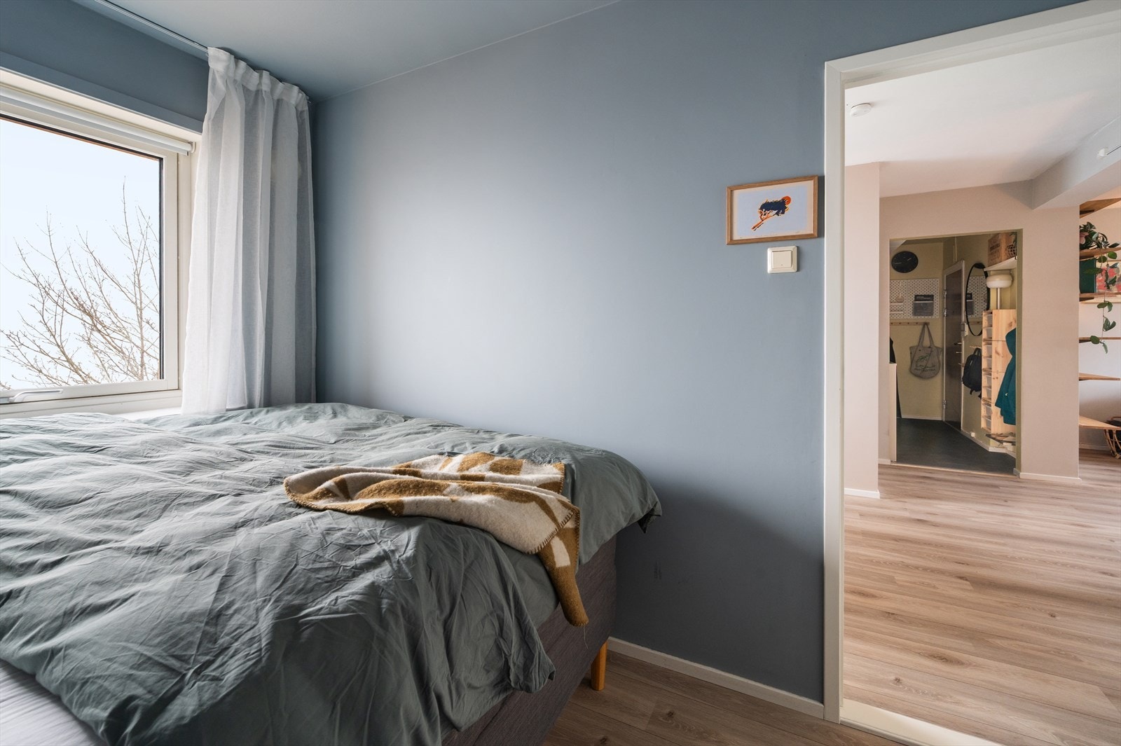 Dette er boligens minste soverom, men det brukes som hovedsoverom i dag. Rommet har plass til dobbeltseng og garderobeløsning, og fremstår som et praktisk og funksjonelt. Galleribilde