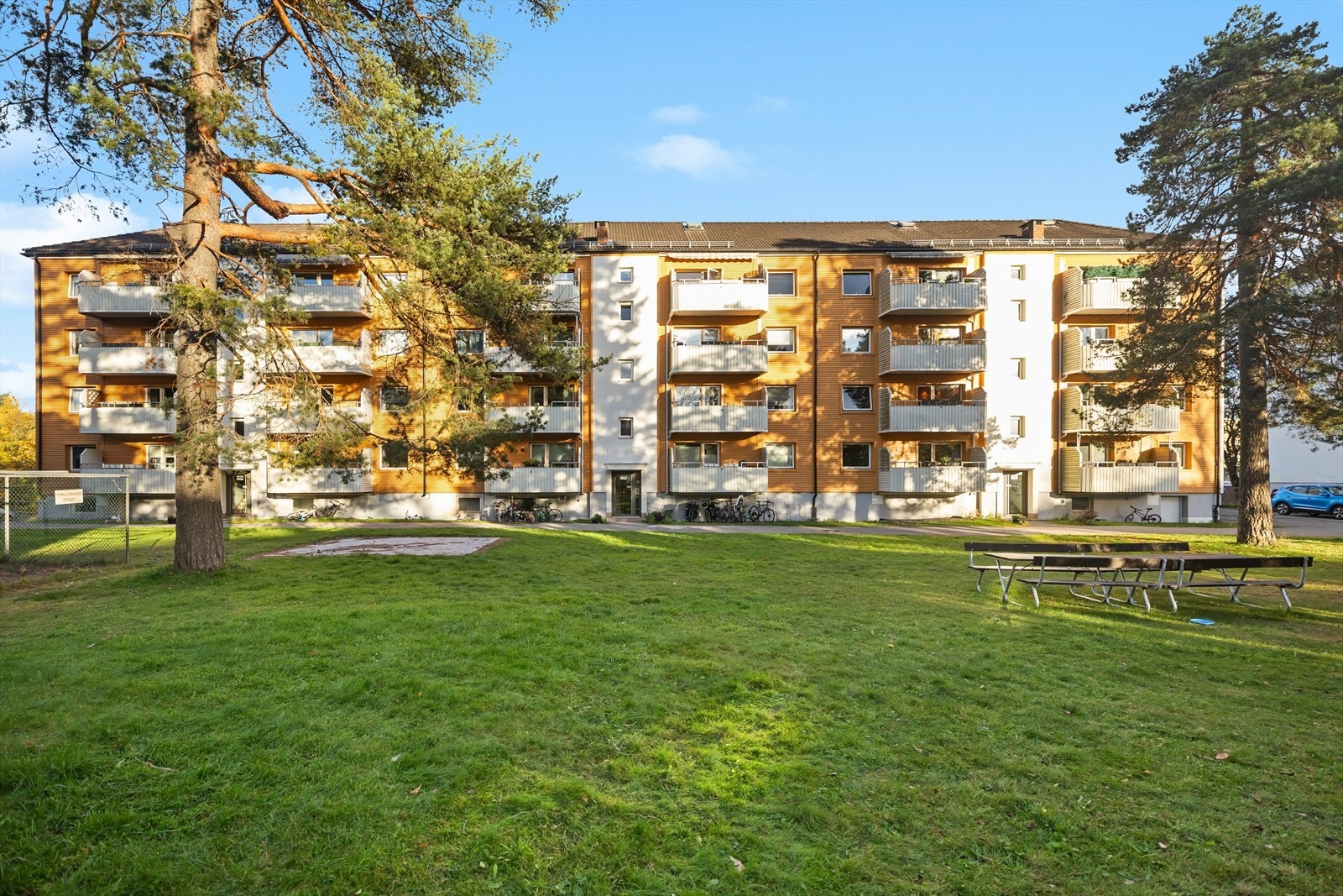 Her bor du med kort avstand til alt du trenger! Butikker, kjøpesentre, skole, idrett, lekeplasser, barnehage og off. Kommunikasjon er like ved. Galleribilde