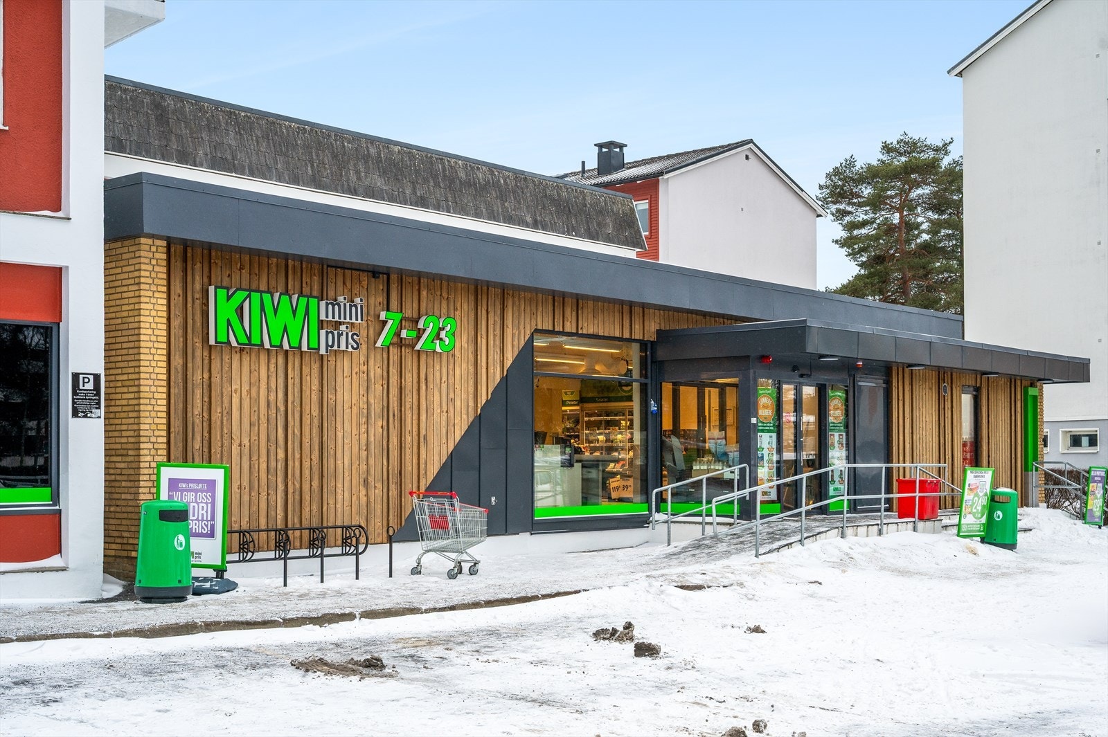 Dagligvarehandelen kan du gjøre hos Kiwi (bare 1 min unna boligen), Rema 1000 eller Meny. Galleribilde