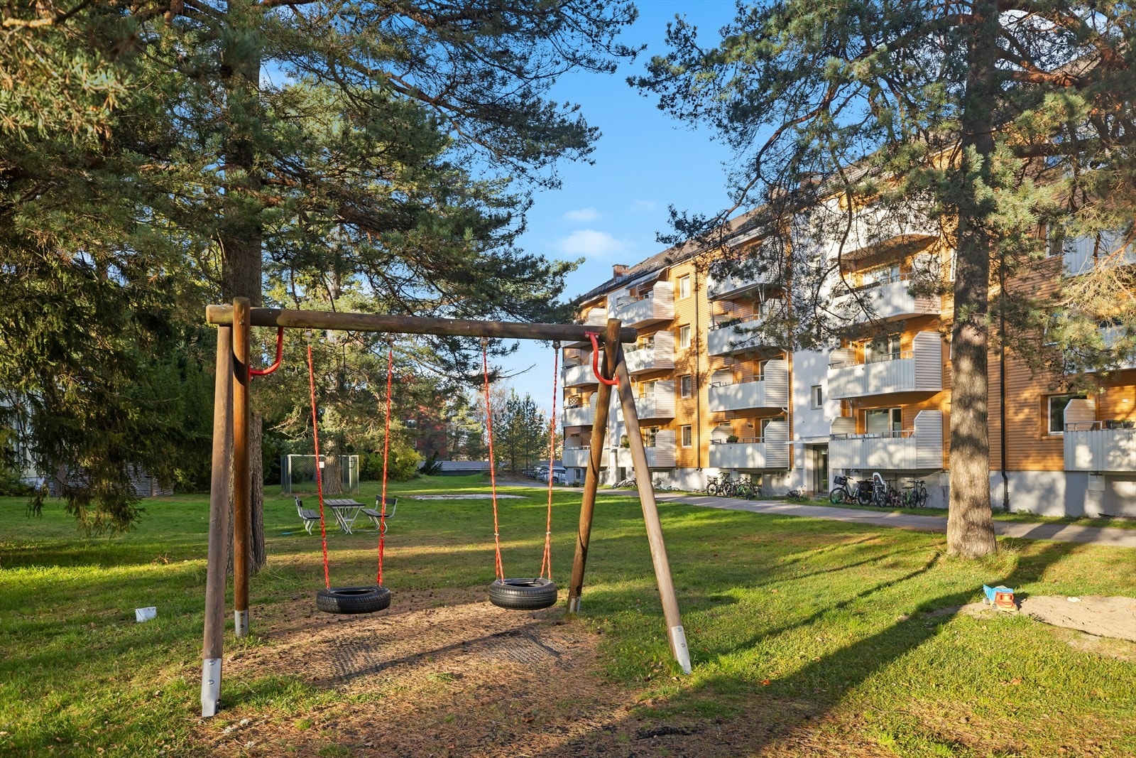 Borettslaget har store, grønne og barnevennlige fellesarealer som kan benyttes fritt av beboerne. Galleribilde