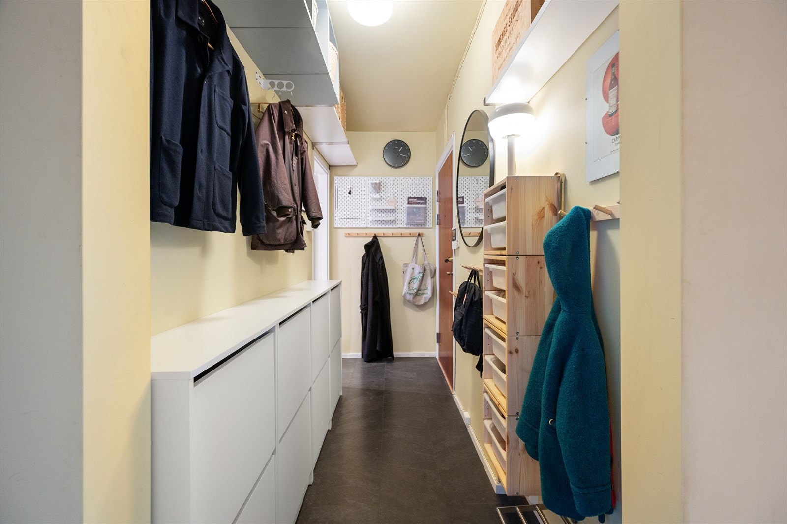 Innbydende gang med slitesterkt gulv som tåler daglig bruk. Her finner man også flere praktiske skoskap som sørger for smart og effektiv oppbevaring av sko og yttertøy. Galleribilde