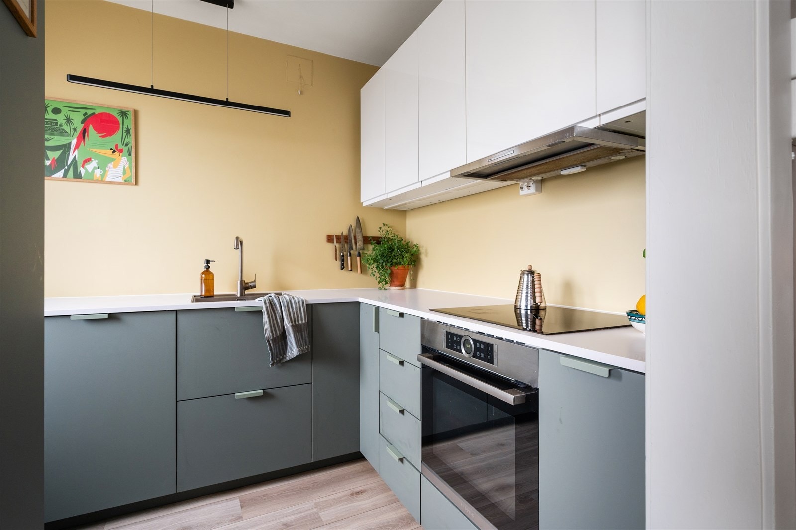 Løsningen fremstår som romslig og praktisk, med gode arbeidsflater for den som liker å tilbringe tid på kjøkkenet. Galleribilde