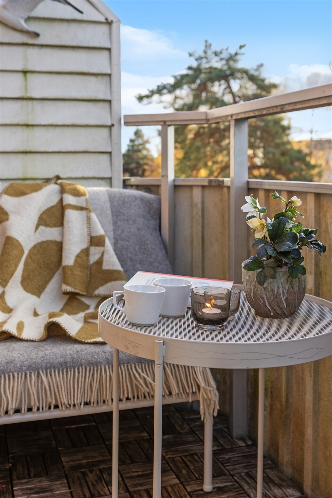 Her er det fin plass til både sofagruppe og spisebord, og man kan nyte svært gode solforhold gjennom store deler av dagen. Galleribilde