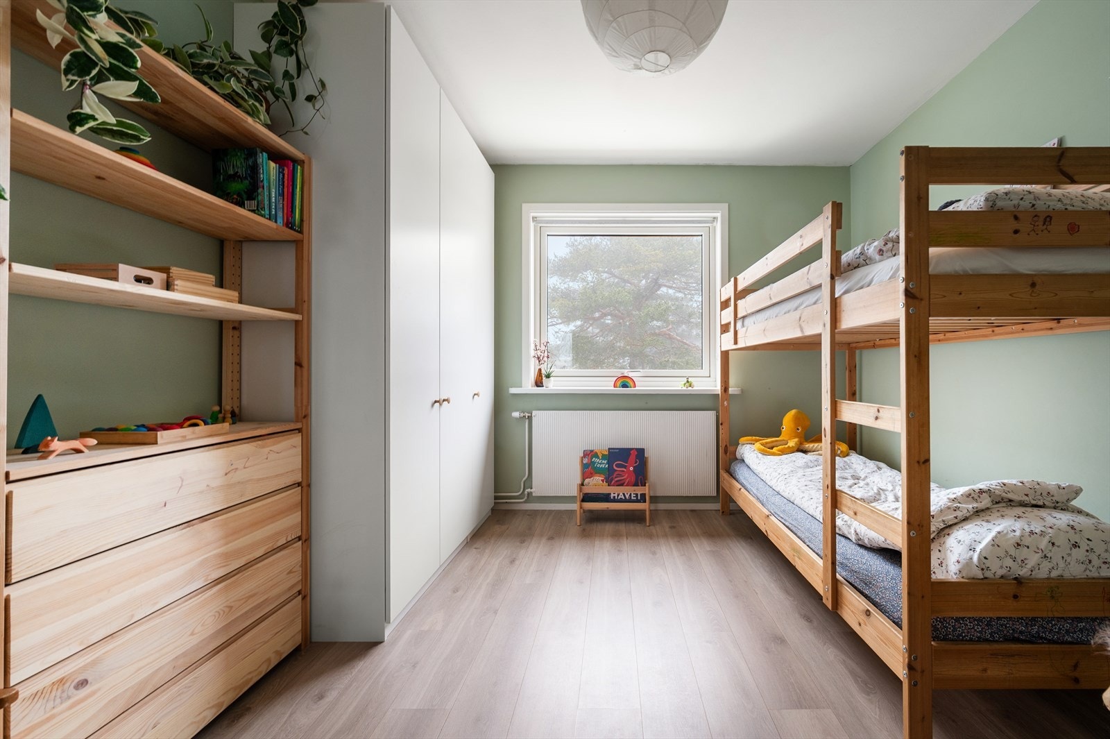 Rommet byr på svært gode møbleringsmuligheter og kan enkelt tilpasses egne behov - enten man ønsker et romslig soverom, hjemmekontor, gjesterom eller en kombinasjonsløsning. Galleribilde