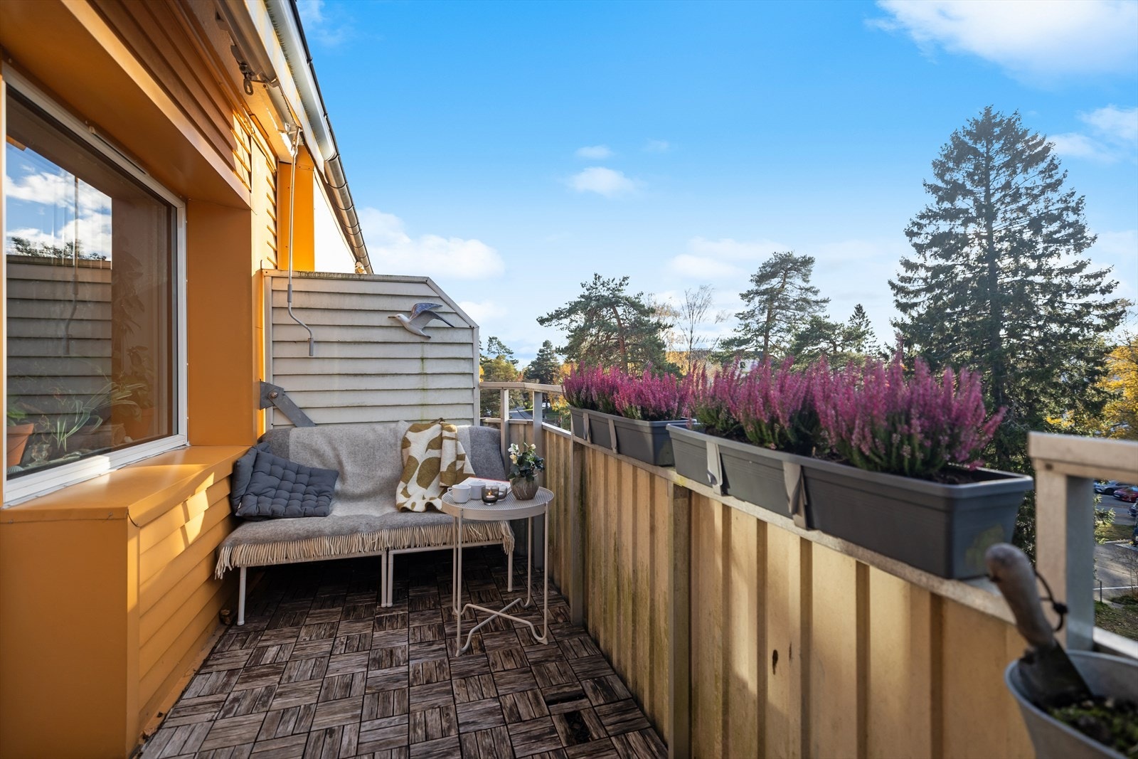 Fra stuen har man direkte tilgang til en romslig balkong som fungerer som en naturlig forlengelse av oppholdsrommet. Galleribilde