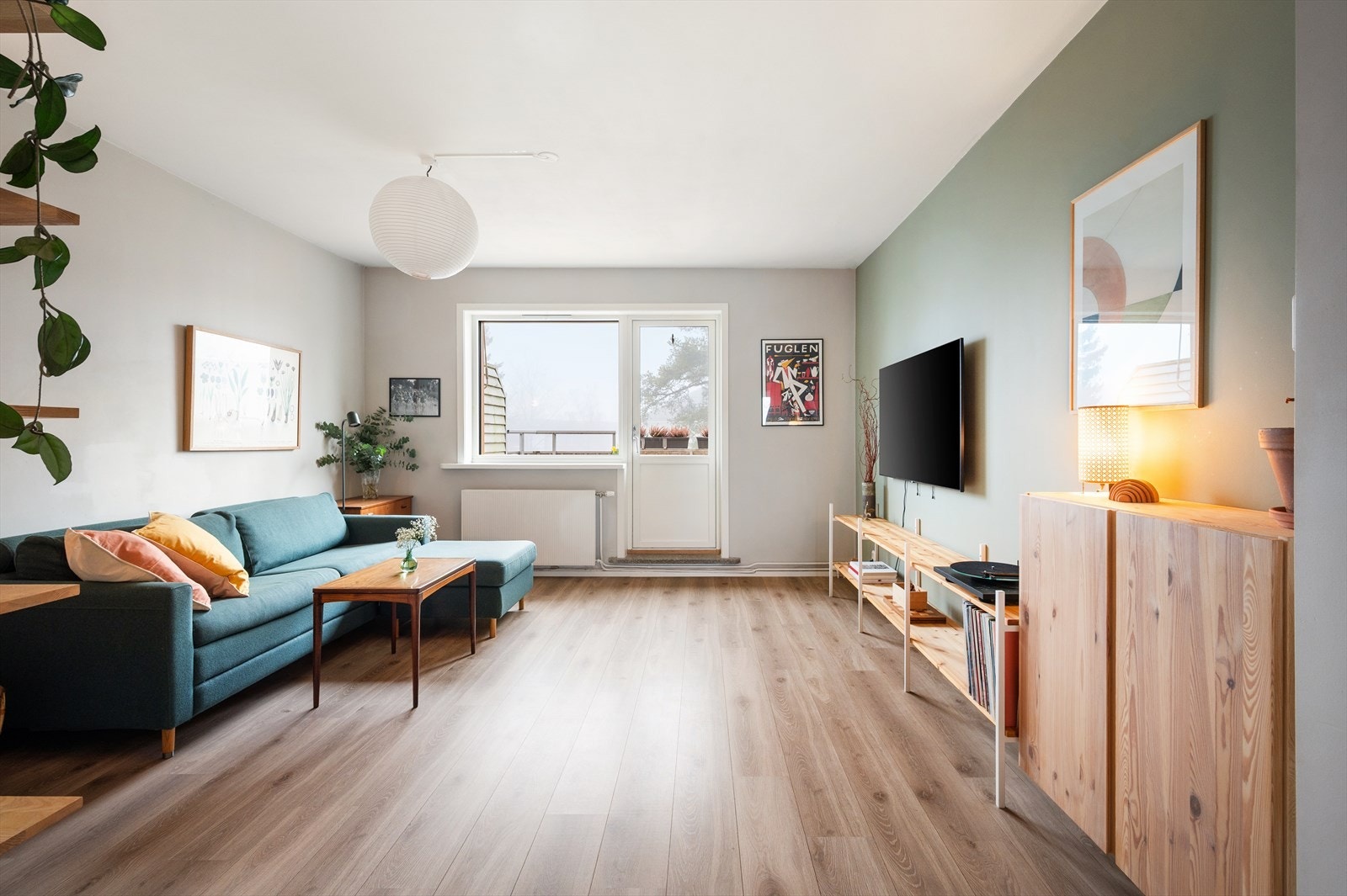 Leiligheten fremstår som lys, tiltalende og romslig med god planløsning. Galleribilde