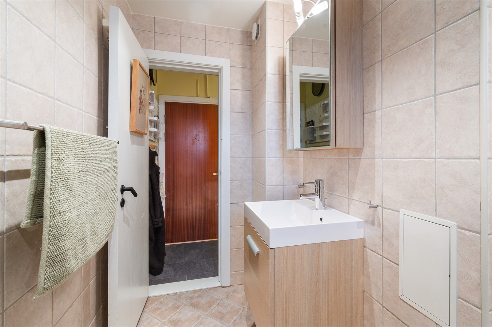 Gulvet har behagelig gulvvarme og det er opplegg til vaskemaskin. Galleribilde