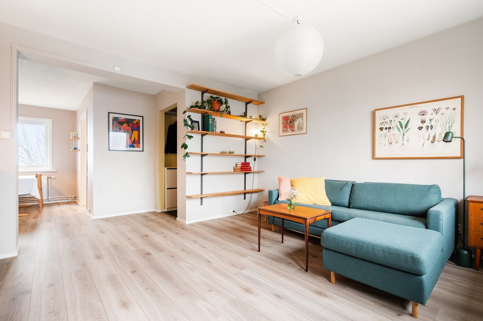 Stuen fremstår som en egen sone med god møbleringsfrihet. Kjøkkenet ligger separat, men i direkte tilknytning uten dør, noe som gir en delvis åpen og funksjonell overgang mellom rommene samtidig som stuen oppleves som et avgrenset oppholdsareal. Galleribilde