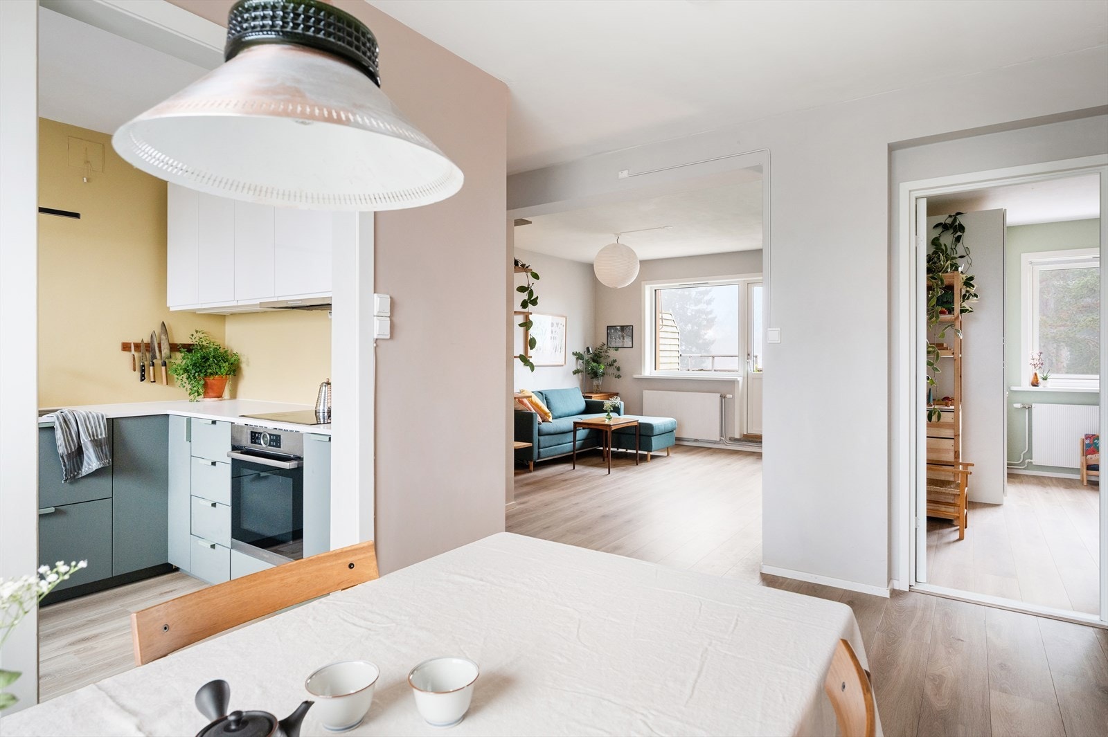 Kjøkkenet ligger adskilt fra stue og har godt med skap- og benkeplass. Galleribilde