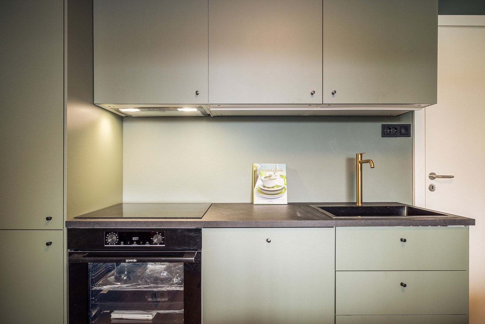 Med kjøkkenet medfølger integrerte hvitevarer som stekeovn, platetopp med induksjon, oppvaskmaskin, kjøle-/fryseskap. Det er avtrekk via ventilator med kullfilter. Galleribilde