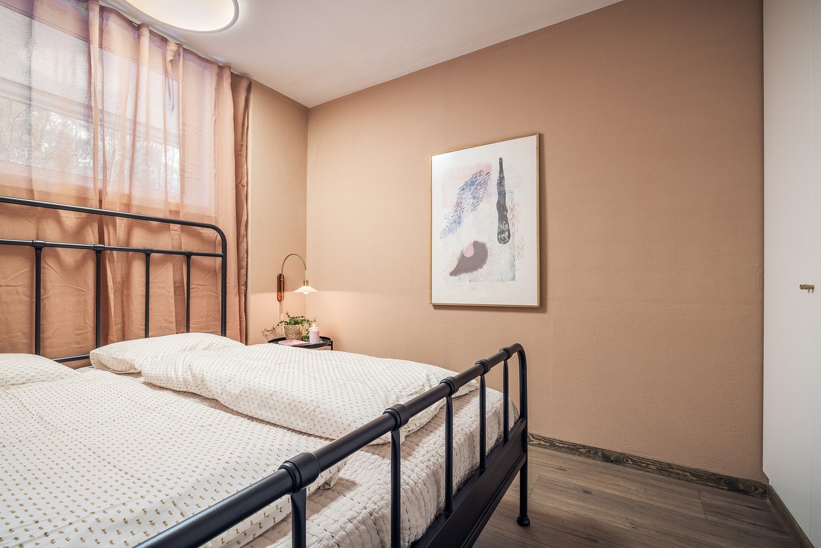 Her er det god plass til dobbeltseng og garderobeskap, samtidig som rommet oppleves luftig. Galleribilde