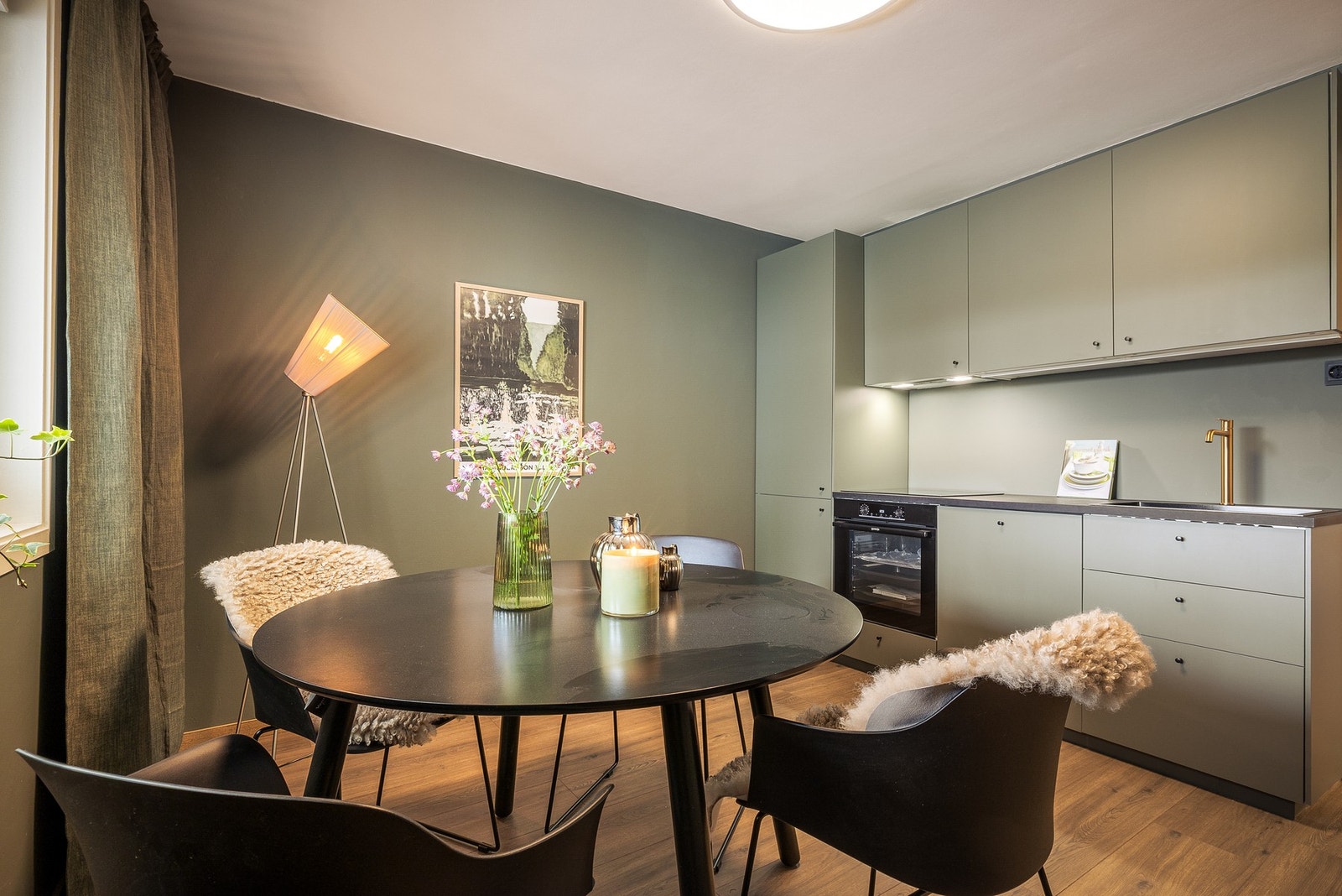 Her kan man samle gode venner rundt spisebordet. Galleribilde