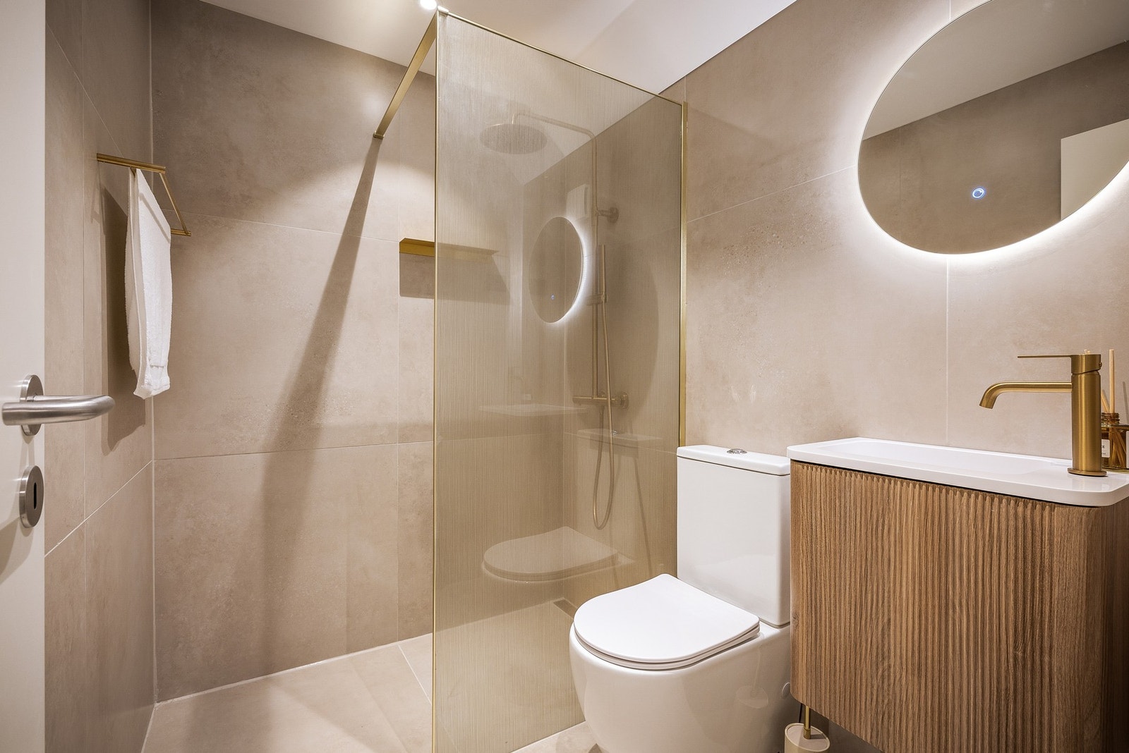 Leiligheten har et eksklusivt bad fra 2026 med store fliser på gulv og vegger. Galleribilde