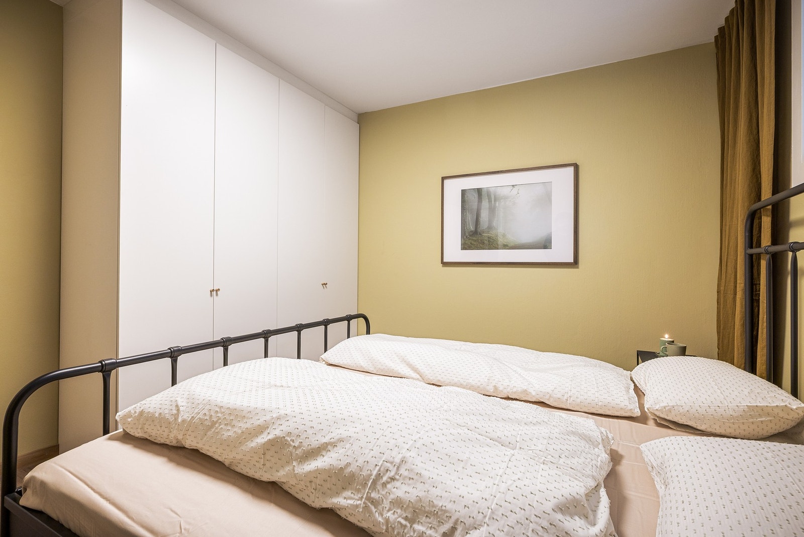 Et stort og luftig soverom med rikelig med skapplass. Galleribilde