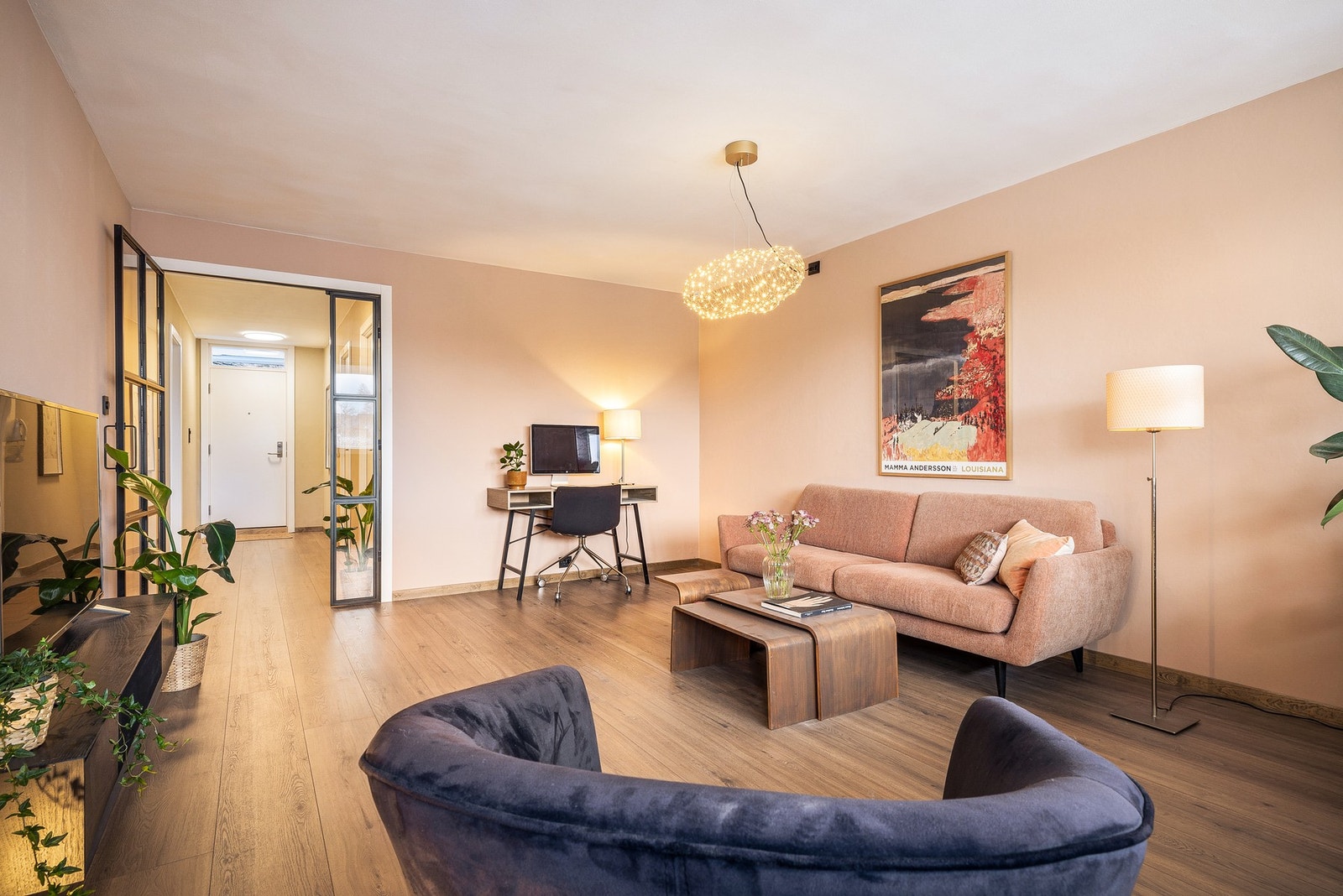 Stuen er romslig og du kan enkelt innrede etter eget ønske - her finnes det flere muligheter! Galleribilde