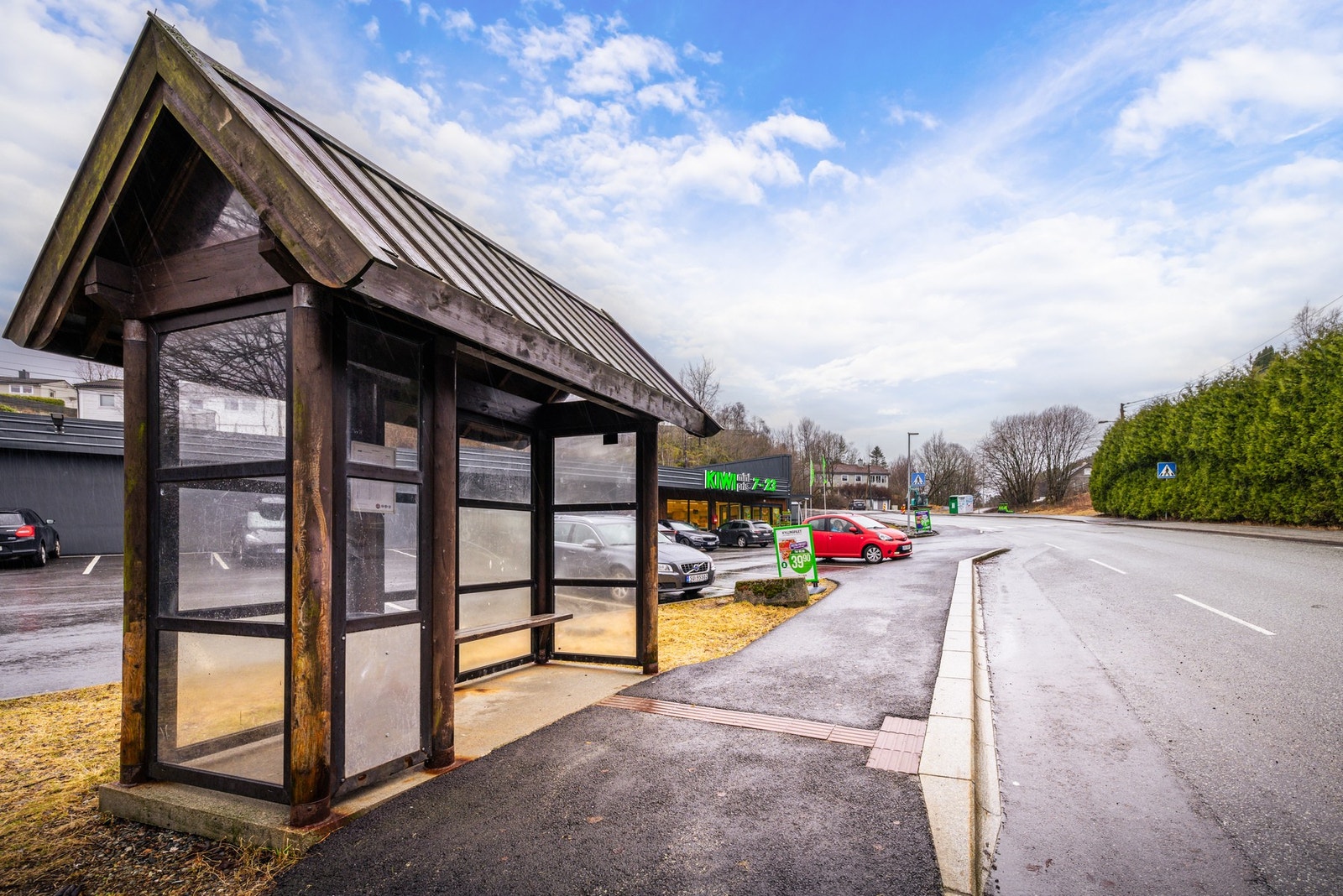 Dagligvarehandelen kan enkelt gjøres på KIWI Hetlevikåsen, som ligger omtrent 3 minutters gange unna. Galleribilde