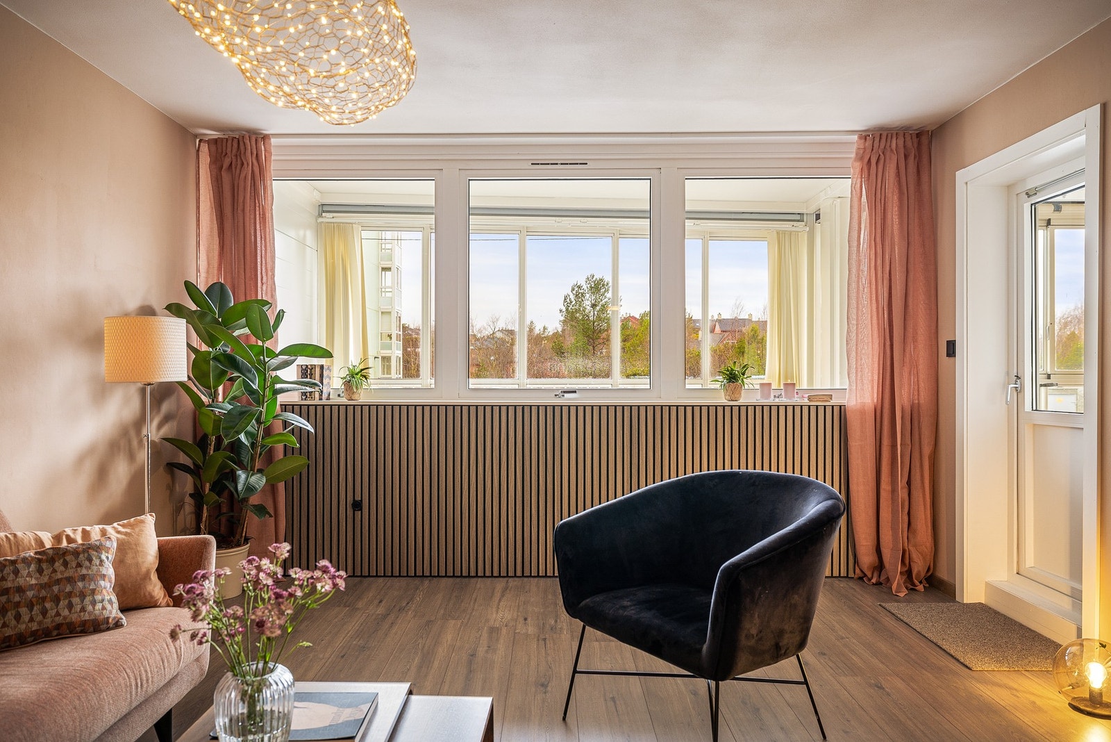 Store vindusflater gir rikelig med naturlig lys og bidrar til en behagelig og innbydende atmosfære. Galleribilde