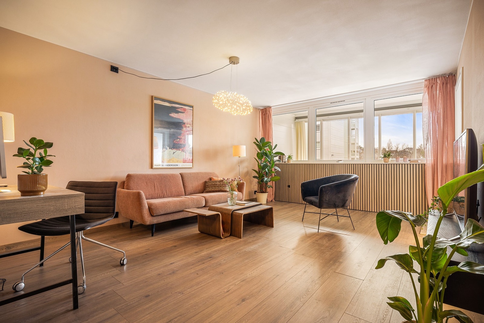 Alle overflater er modernisert med tidsriktige farger og nytt gulv uten terskler i hele boligen. Galleribilde