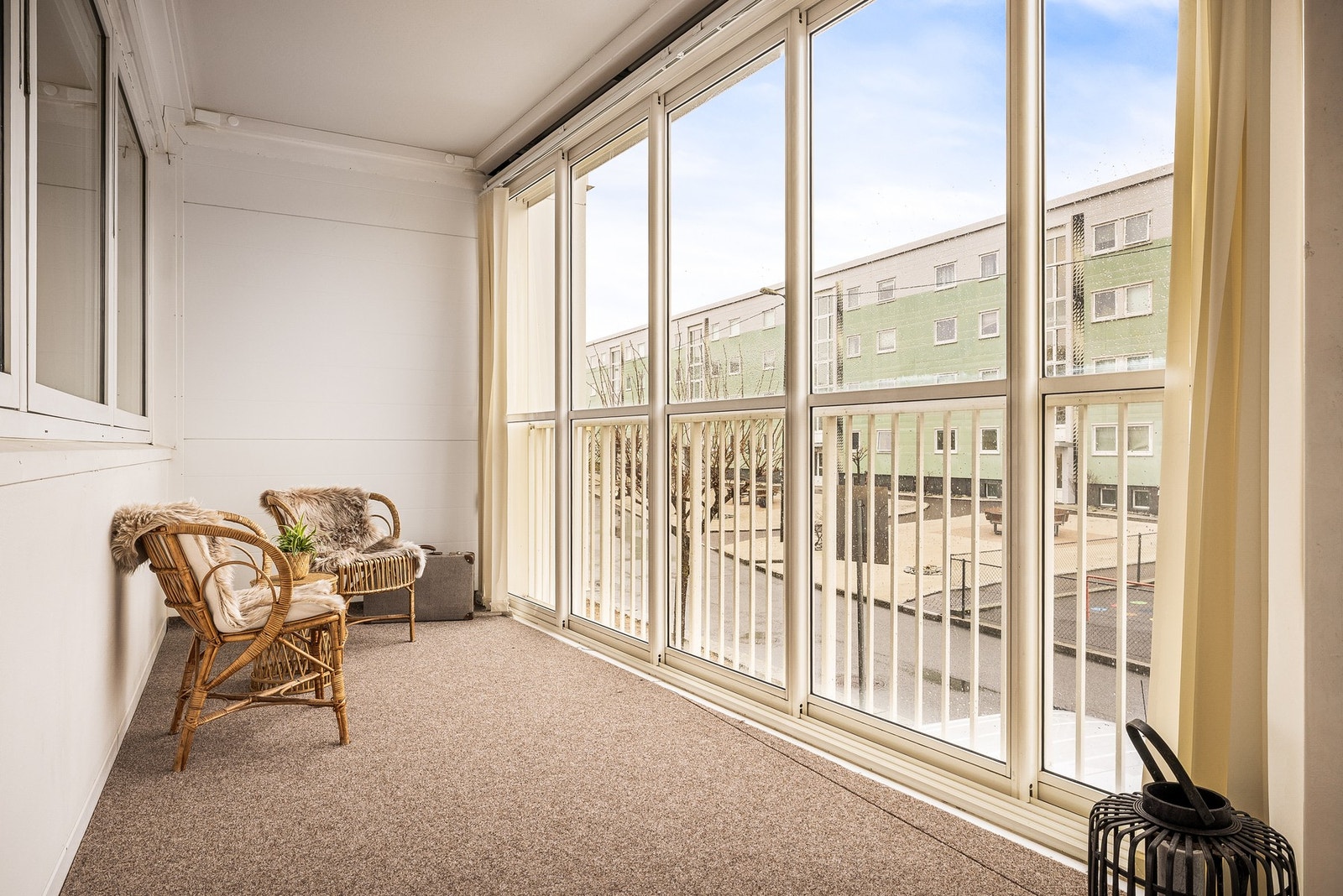 Leiligheten ligger i 1. etasje, men oppleves som 2. etasje og fremstår som tilnærmet ny. Galleribilde