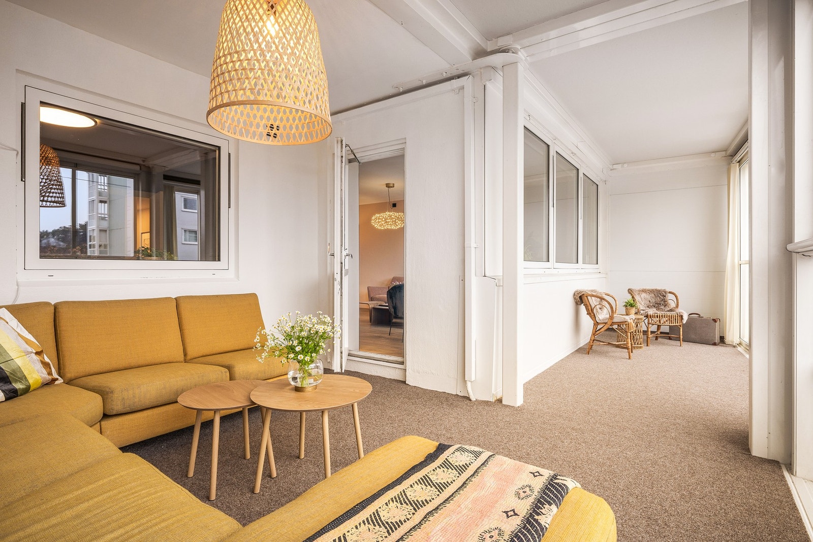 Den store innglassede fungerer som en ekstra del av leiligheten. Galleribilde