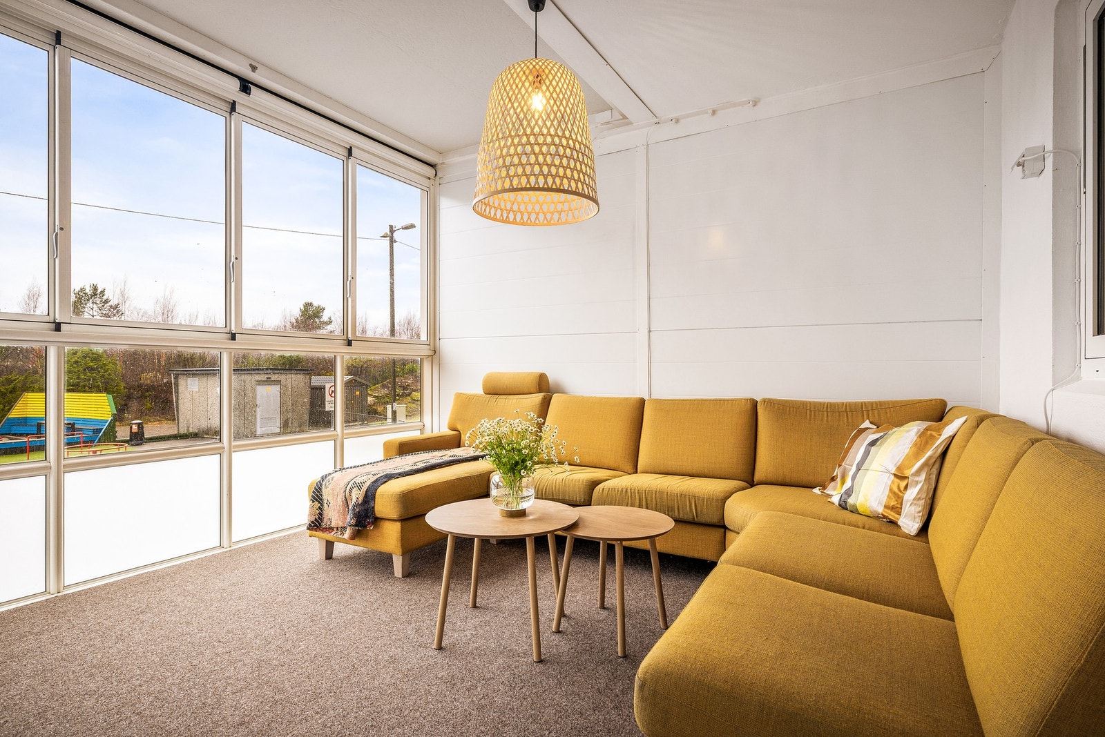 Balkongen er innredet med en romslig lounge sofa, hvor du kan sitte komfortabelt året rundt! Galleribilde