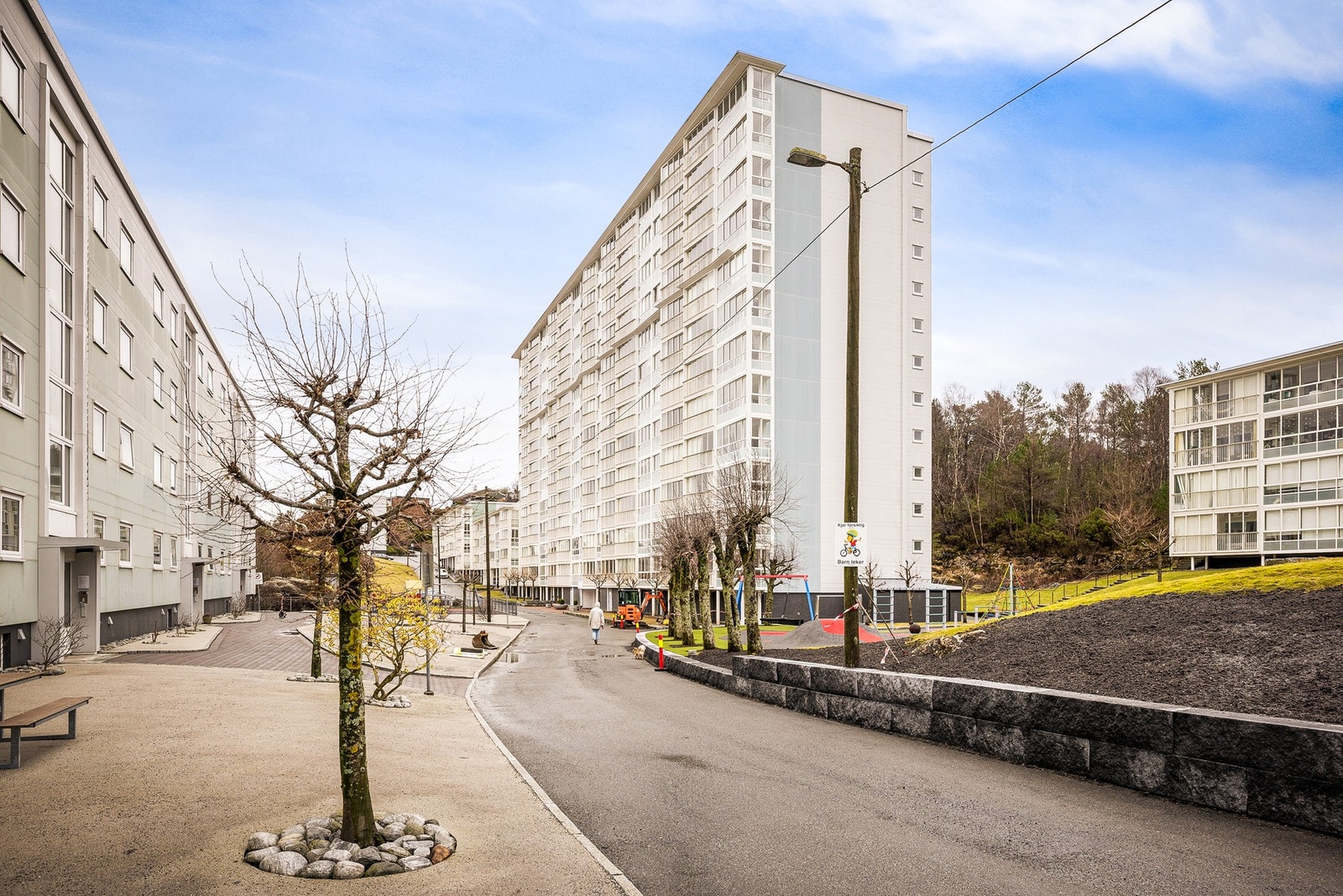 Leiligheten ligger i et attraktivt og familievennlig område i Hetlevikåsen i Bergen. Nabolaget er kjent for å være rolig, trygt og godt etablert, og oppleves av mange som et svært trivelig sted å bo. Galleribilde