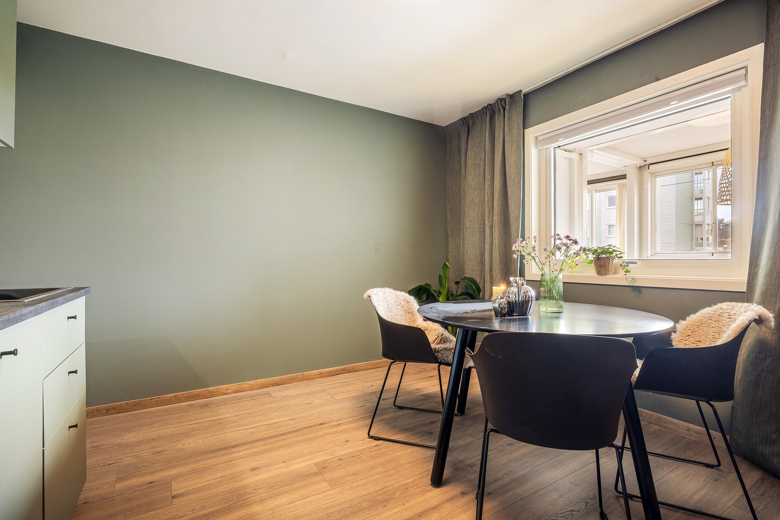 Kjøkkenet har en praktisk utforming og det er god plass til mange rundt spisebordet. Galleribilde