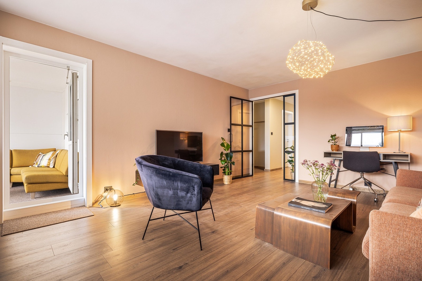 Fra stuen er det utgang til en stor og praktisk innglasset balkong. Galleribilde