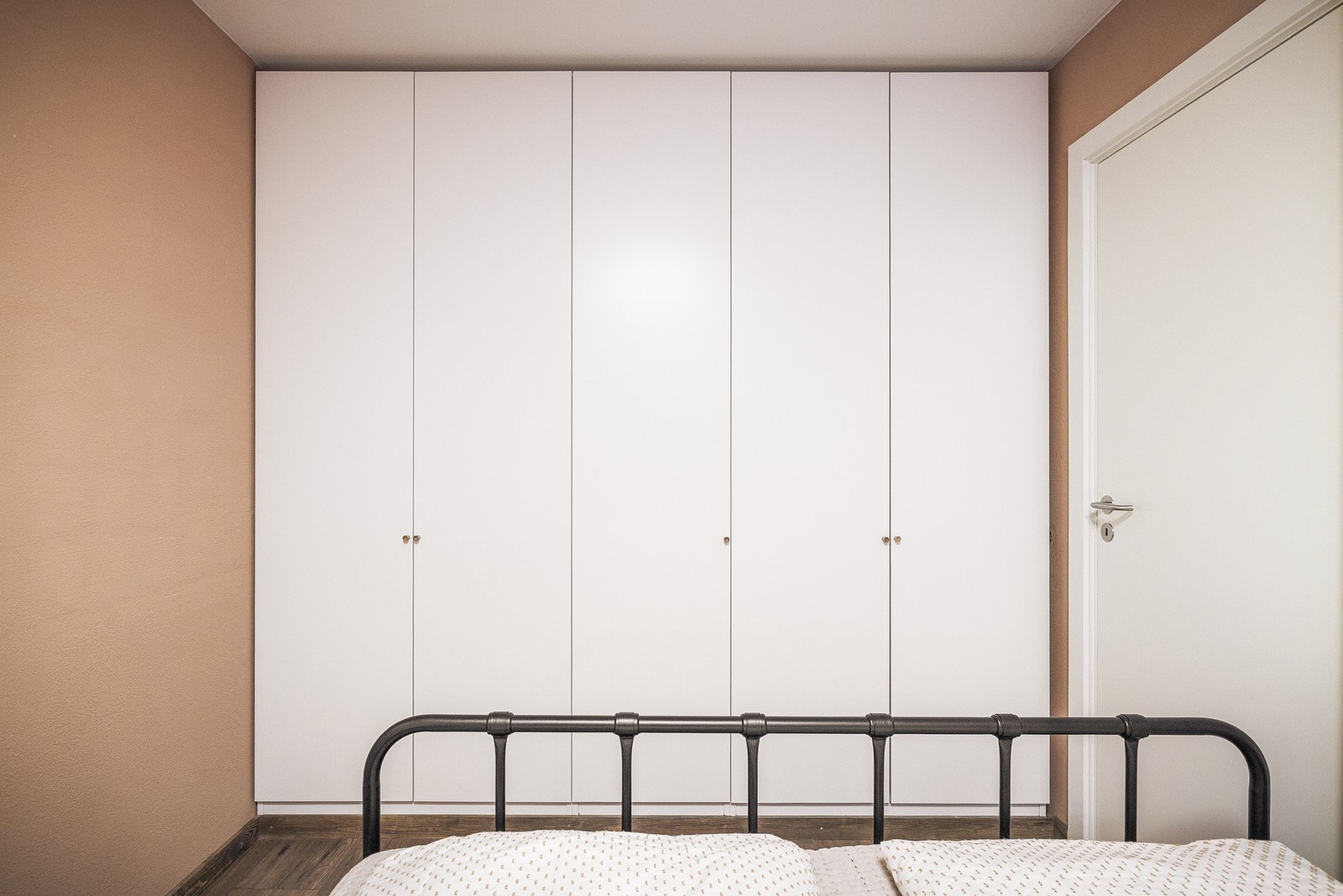 Nye garderobeskap langs hele veggen. Galleribilde