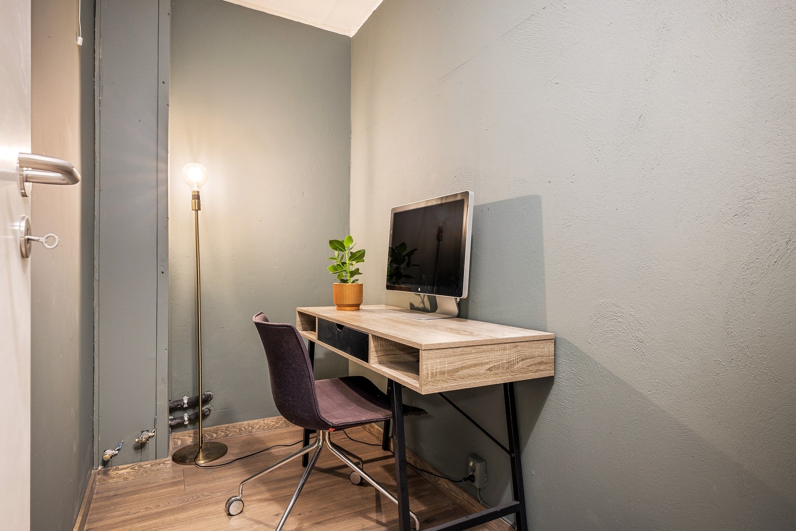 Leiligheten har en praktisk bod som kan benyttes som hjemmekontor Galleribilde