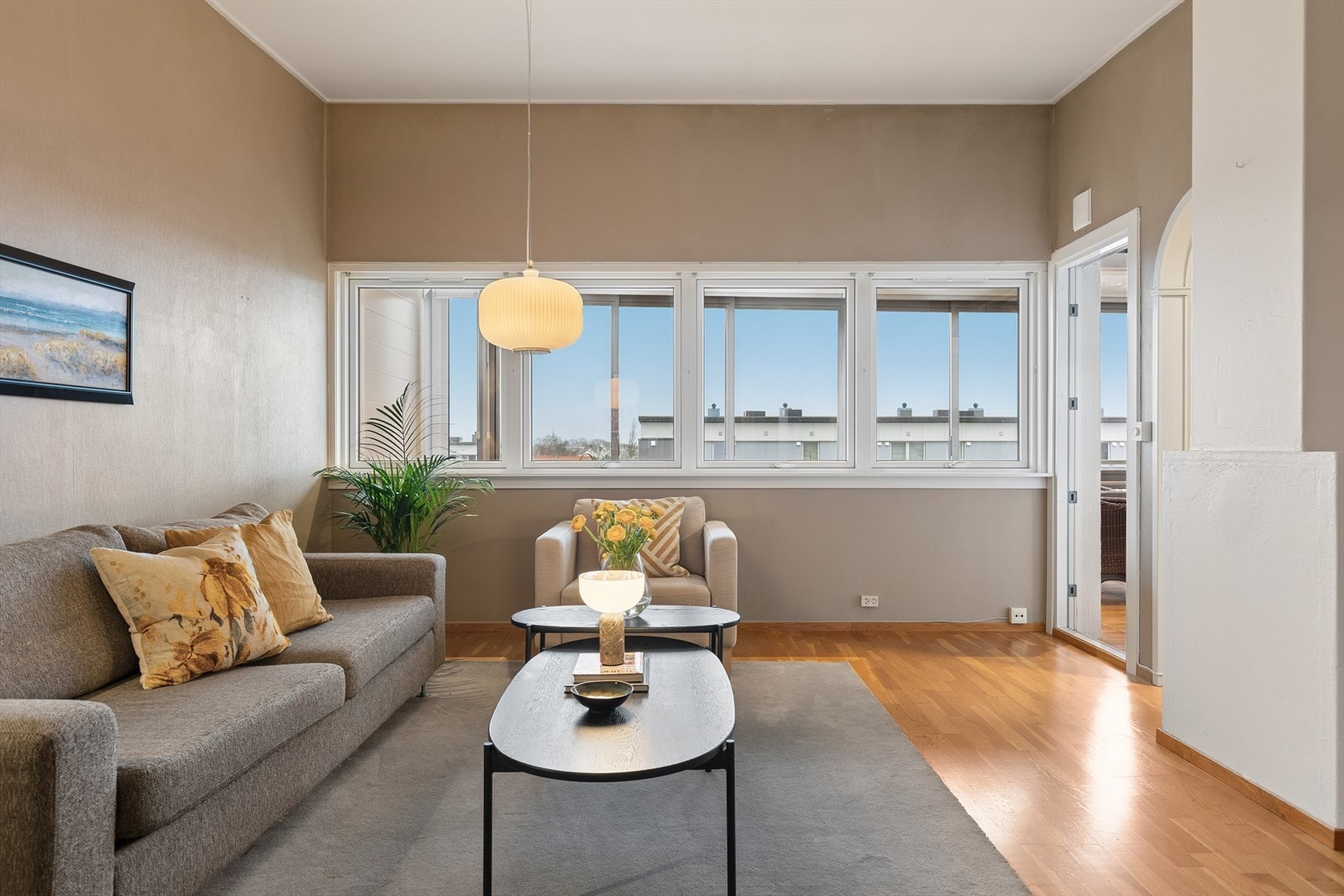 Vinduene i stuen sørger for godt med naturlig lys. Galleribilde