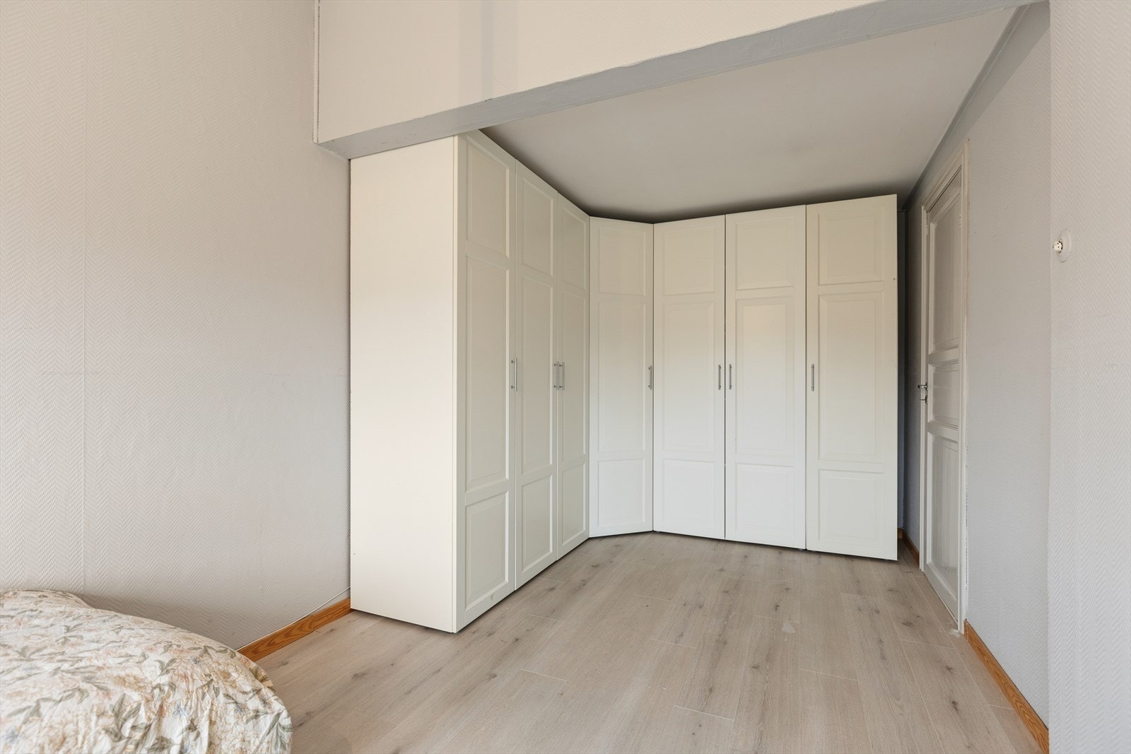 Soverom med god garderobeplass. Galleribilde