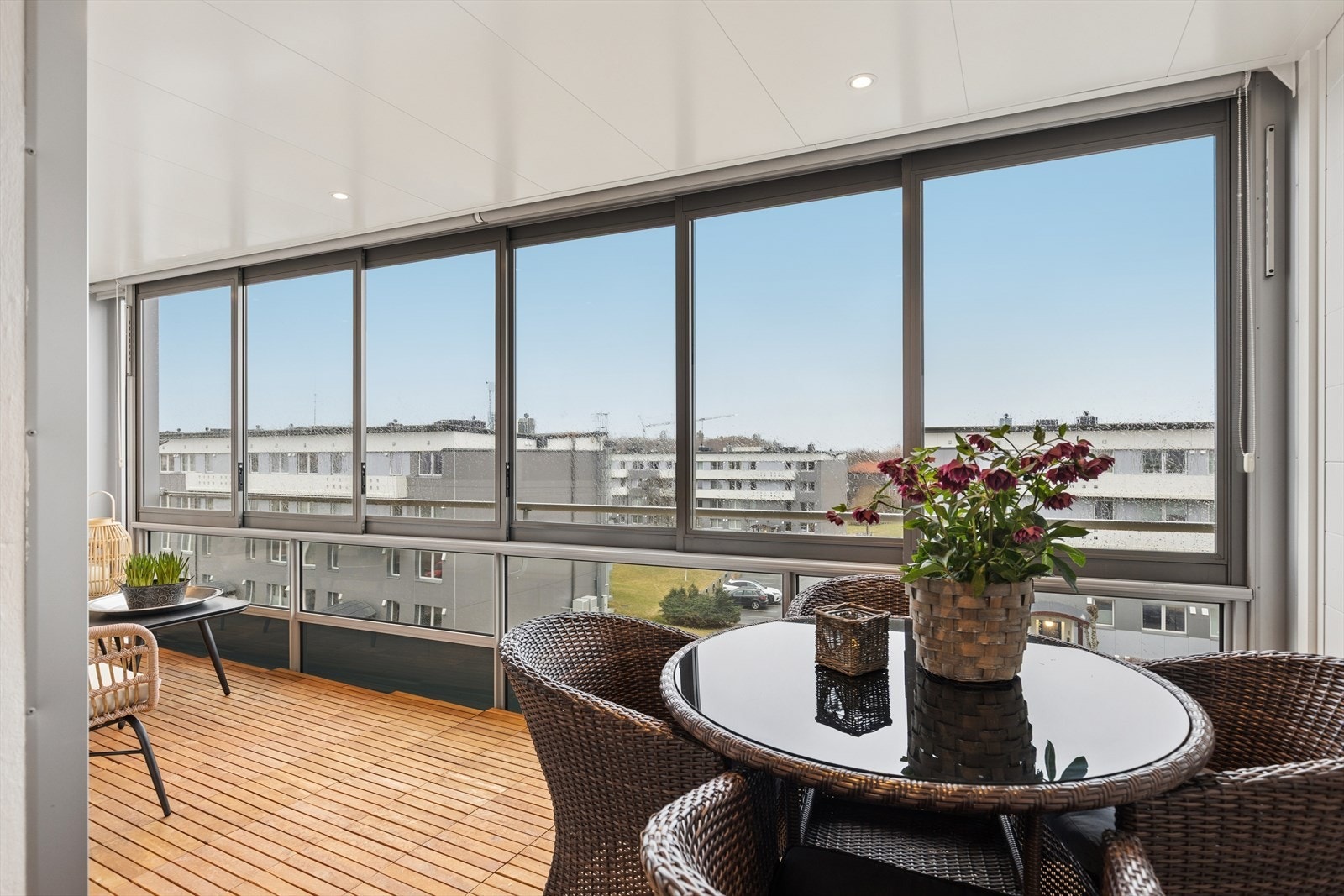 Vestvendt innglasset balkong med gode solforhold. Galleribilde